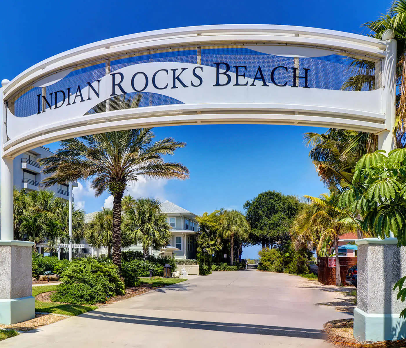 Adorable beach cottage with patio and private pool two blocks from the beach
