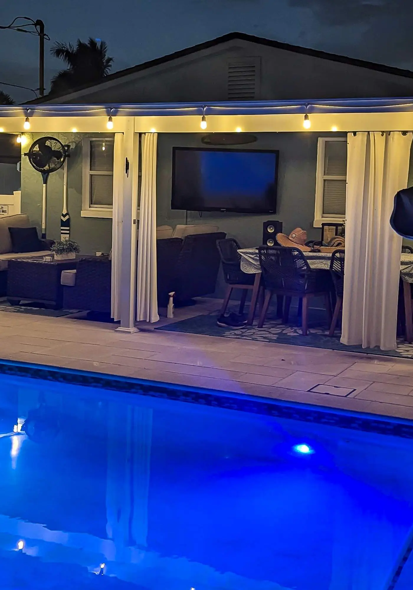 Adorable beach cottage with patio and private pool two blocks from the beach