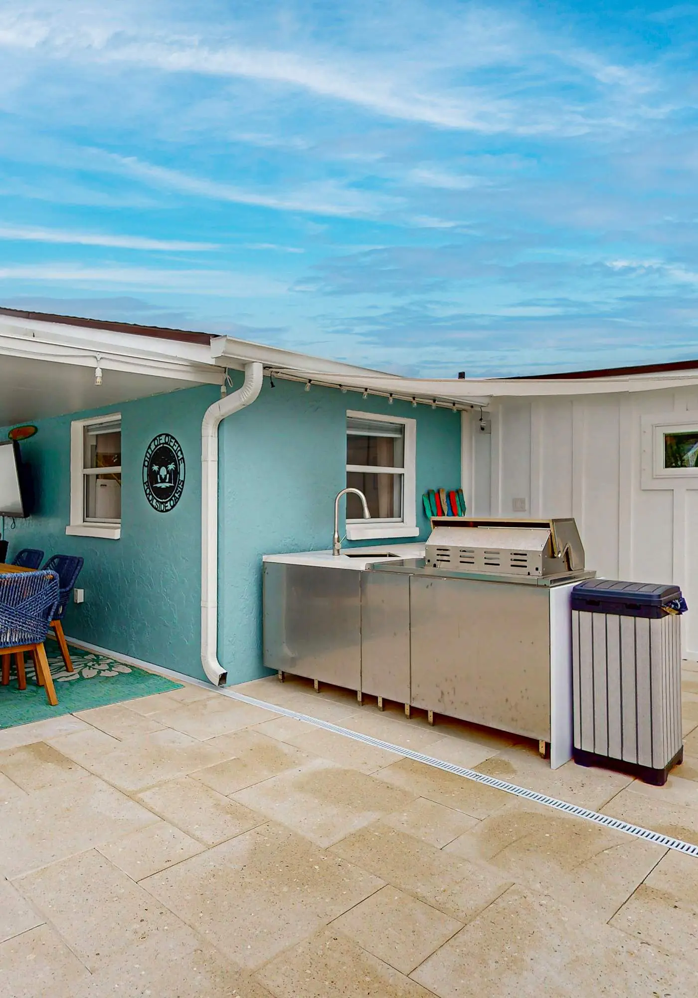 Adorable beach cottage with patio and private pool two blocks from the beach