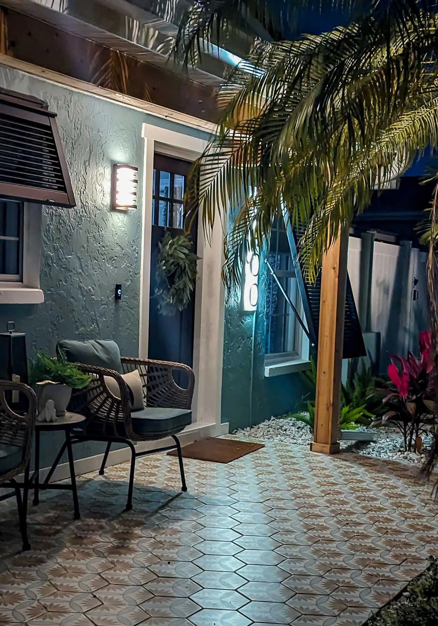 Adorable beach cottage with patio and private pool two blocks from the beach