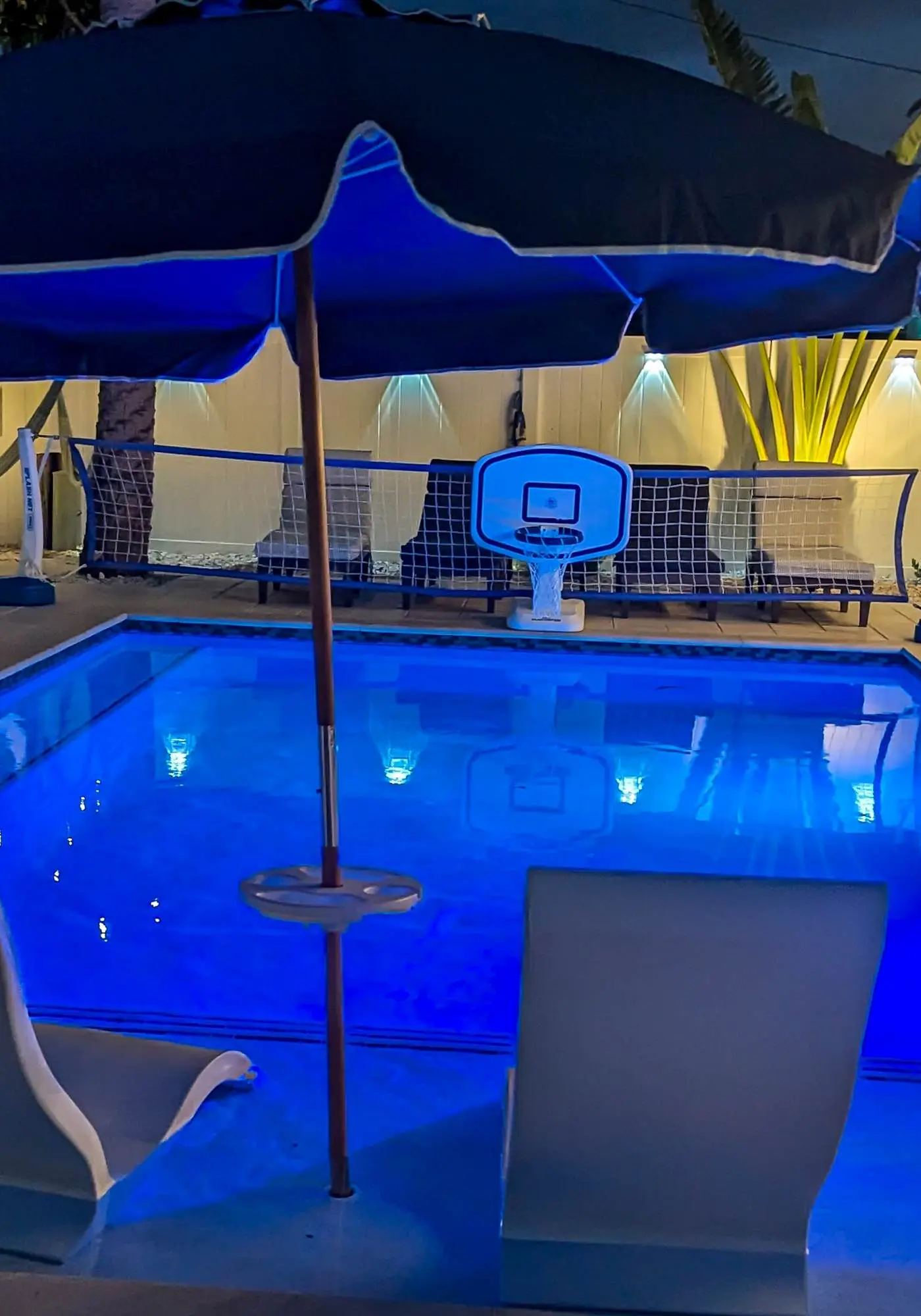 Adorable beach cottage with patio and private pool two blocks from the beach