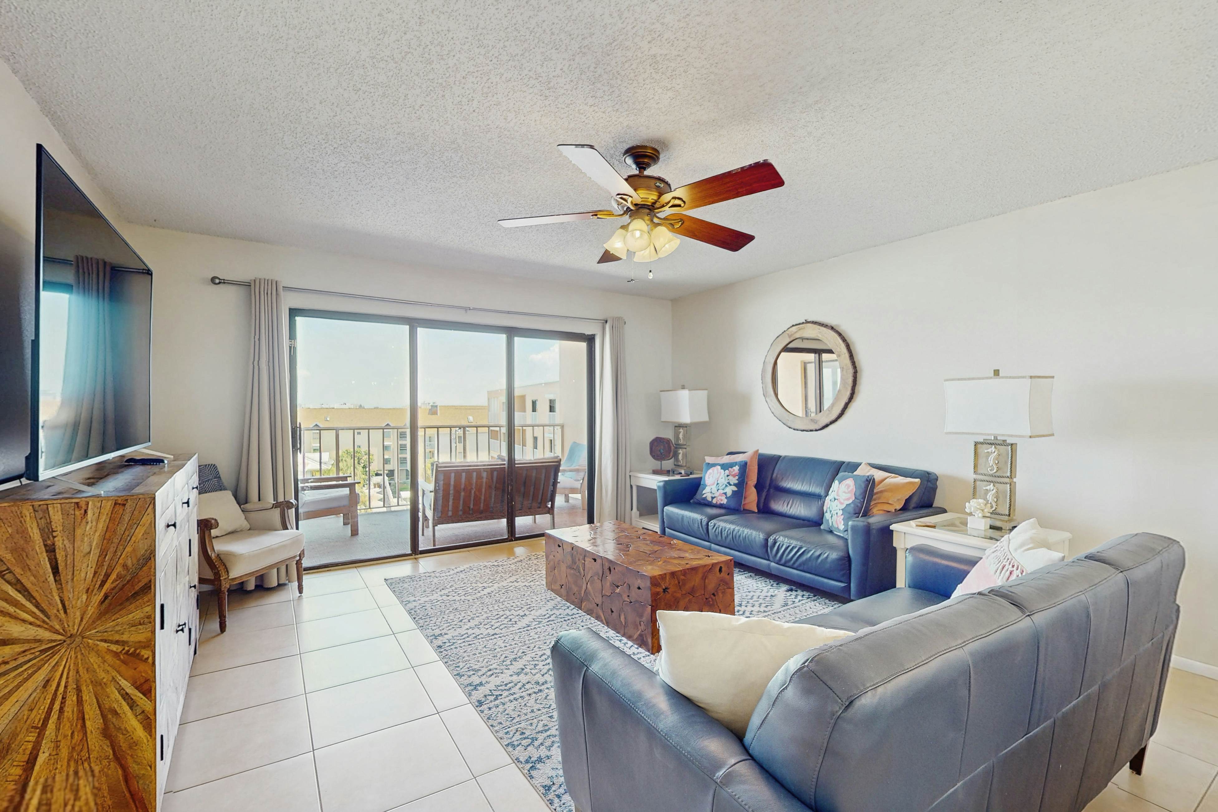 Snowbird-friendly beachfront condo with pool, tennis & AC - dog-friendly