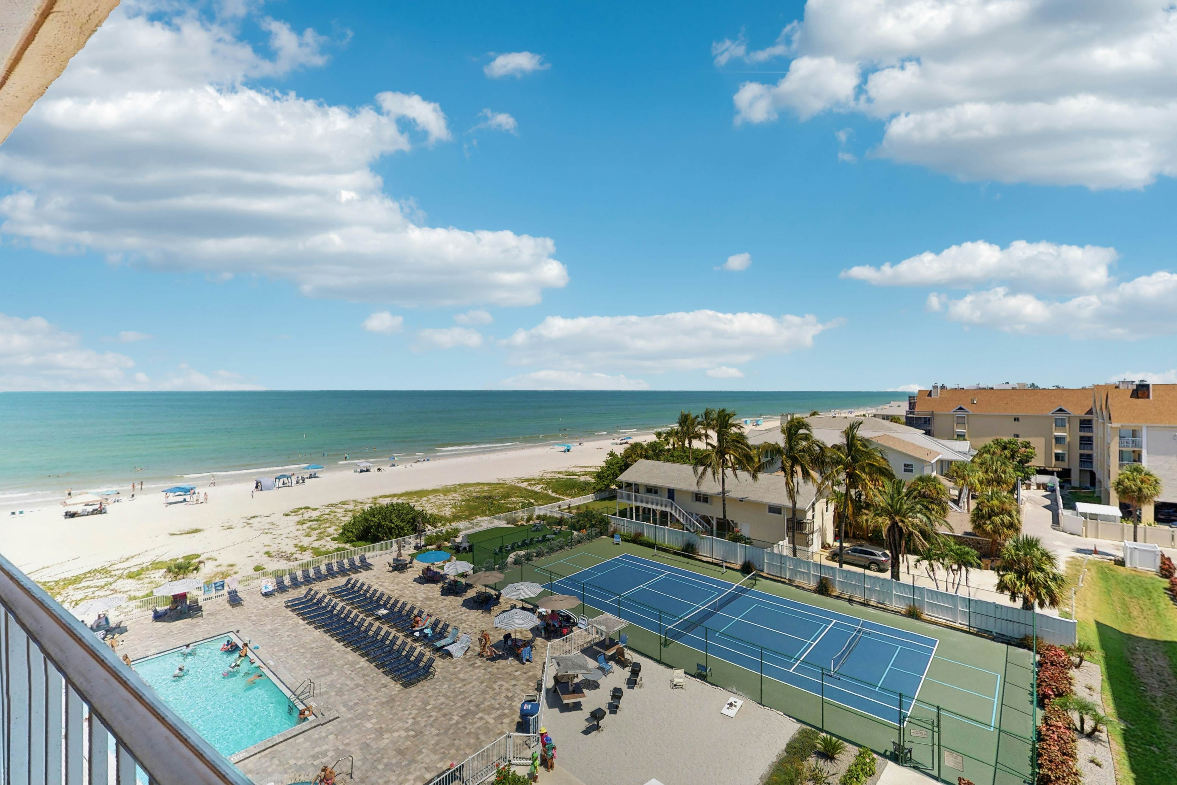 Snowbird-friendly beachfront condo with pool, tennis & AC - dog-friendly