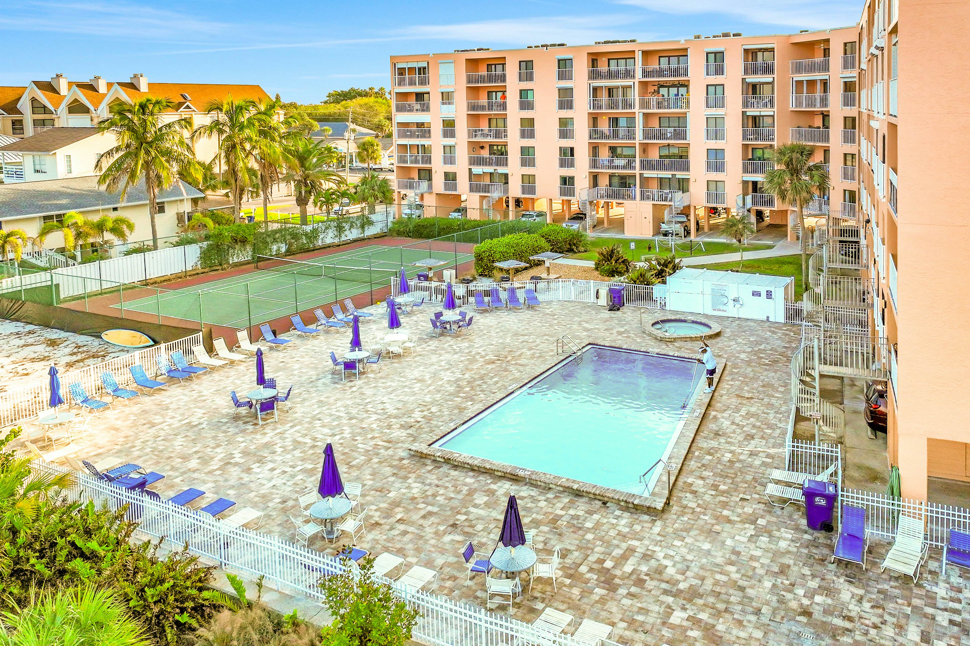 Snowbird-friendly beachfront condo with pool, tennis & AC - dog-friendly