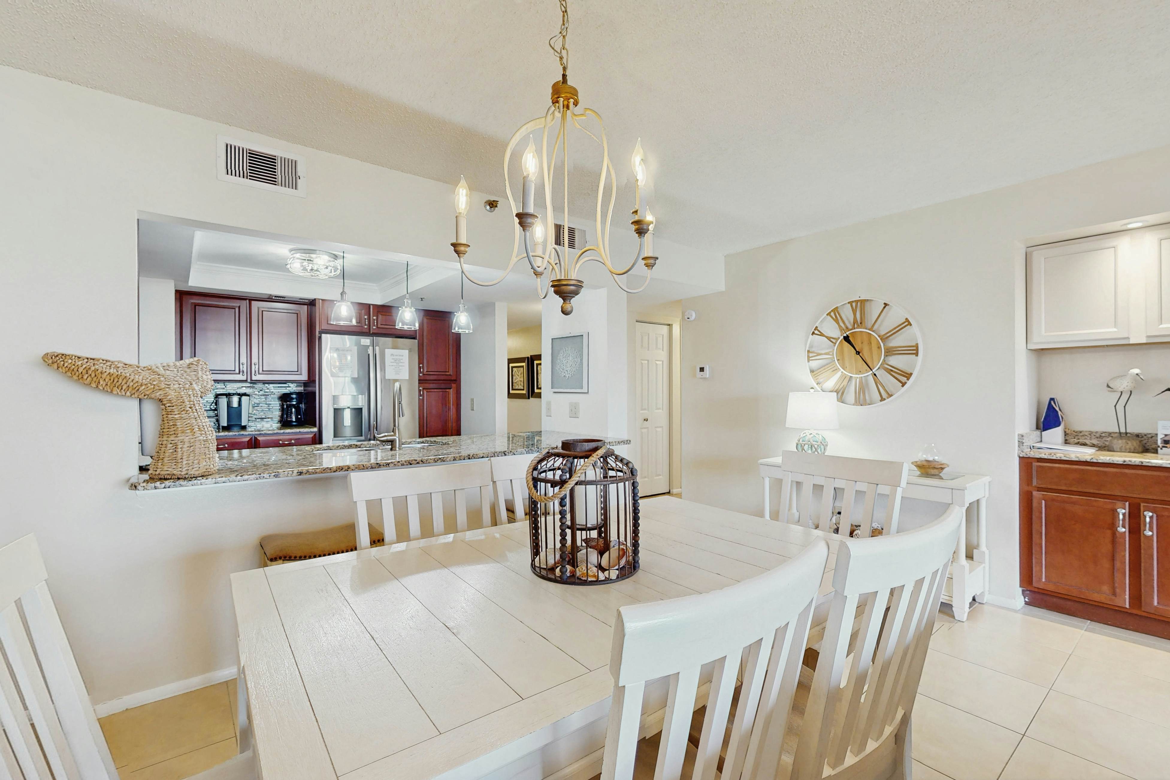 Snowbird-friendly beachfront condo with pool, tennis & AC - dog-friendly