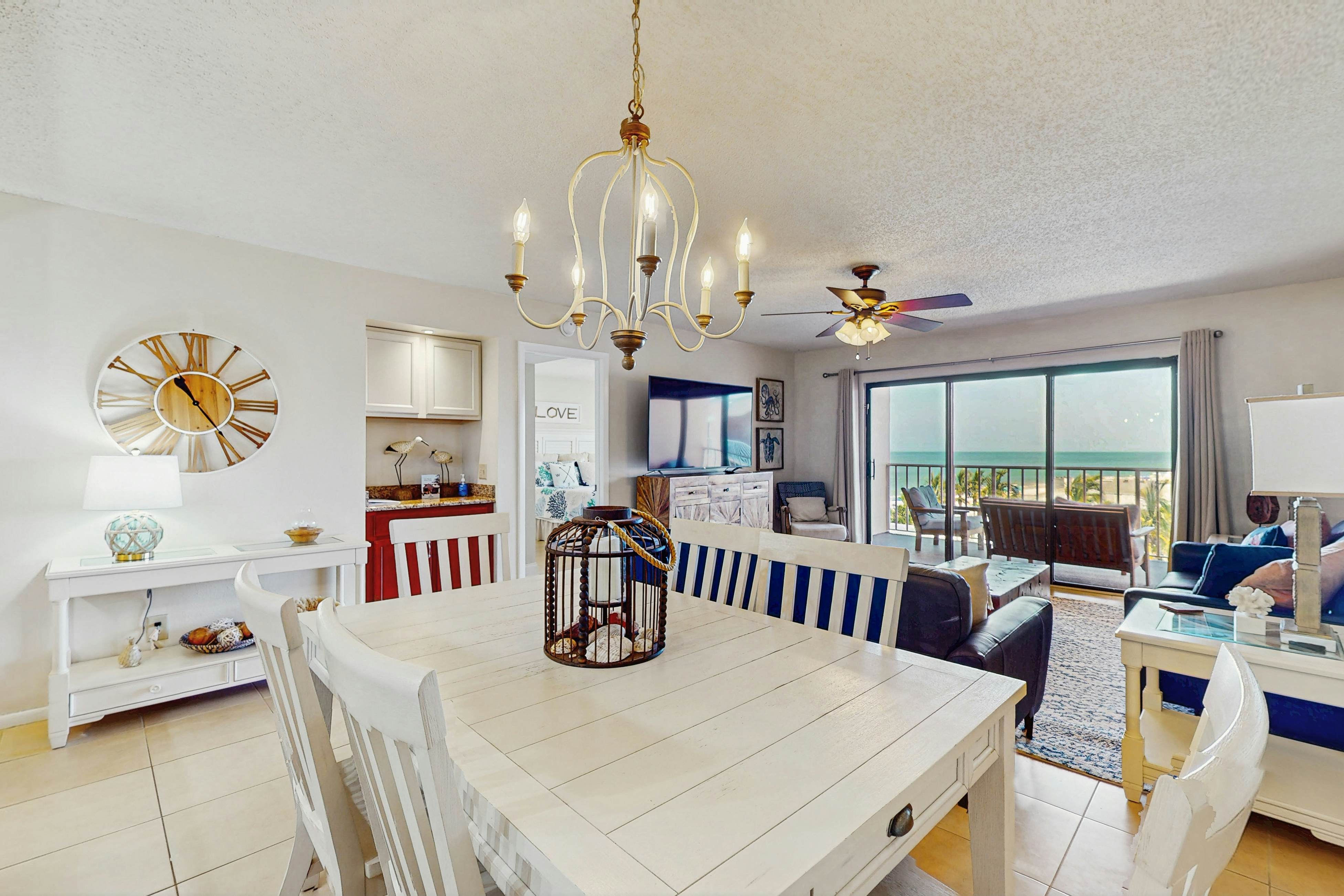Snowbird-friendly beachfront condo with pool, tennis & AC - dog-friendly