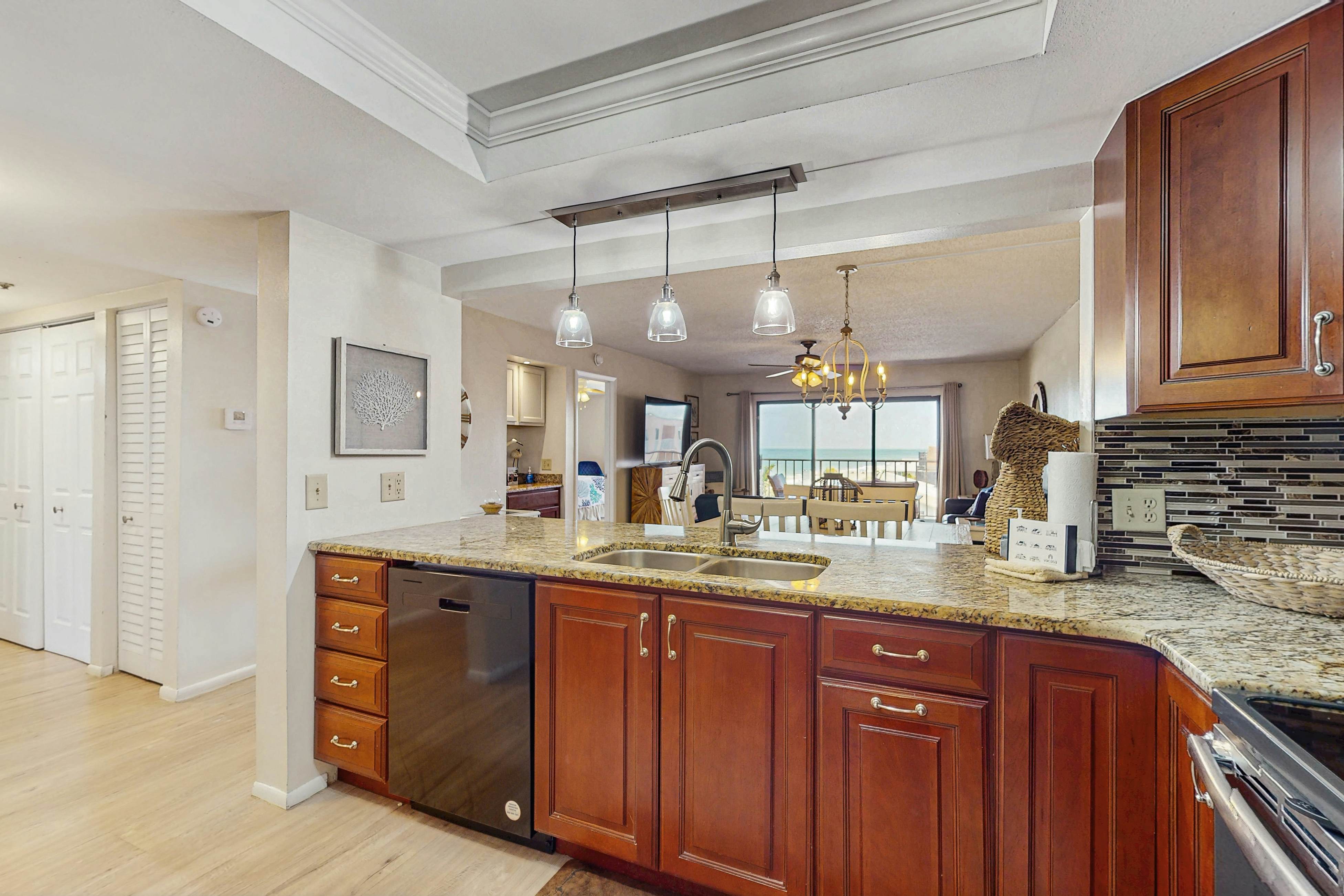 Snowbird-friendly beachfront condo with pool, tennis & AC - dog-friendly