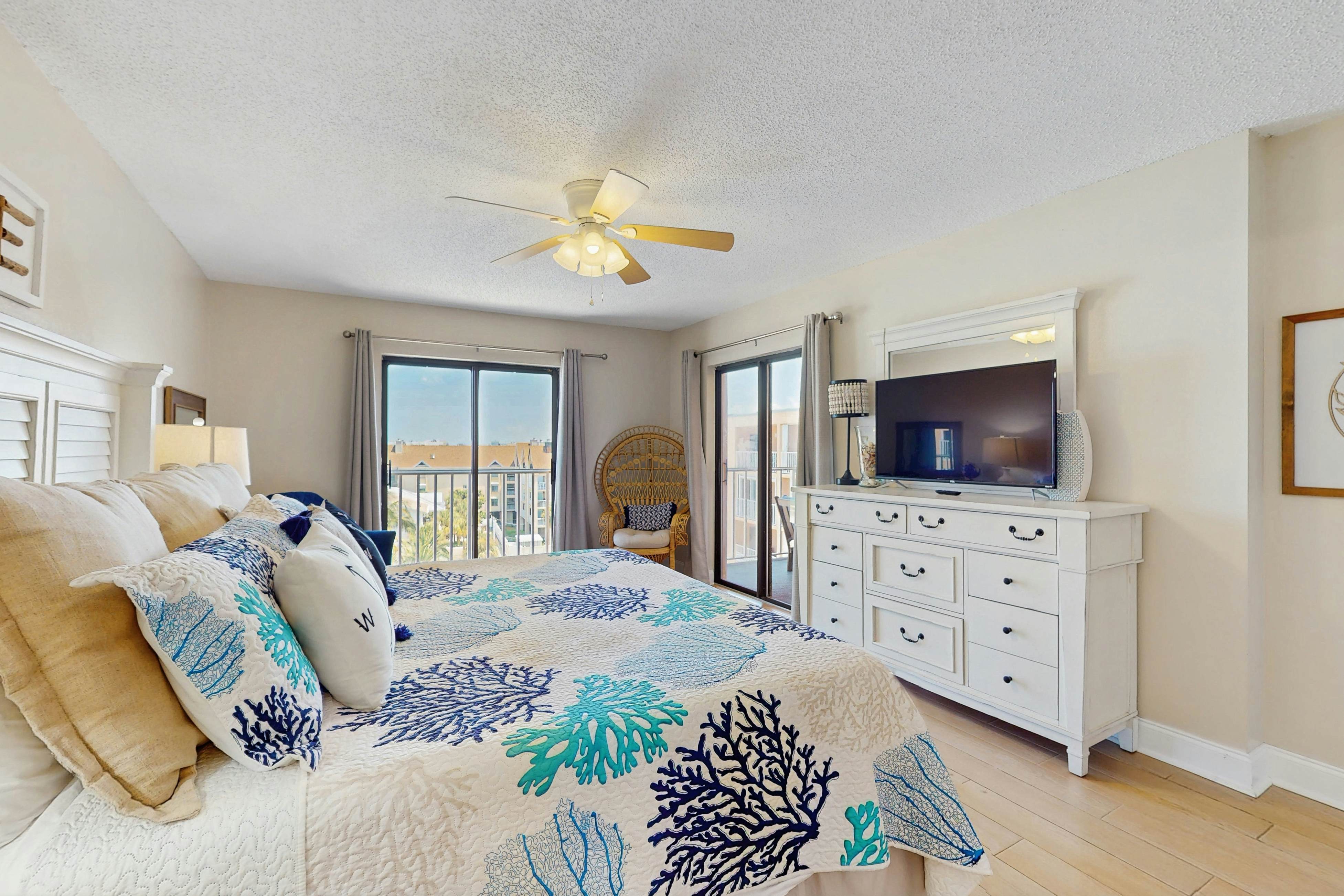 Snowbird-friendly beachfront condo with pool, tennis & AC - dog-friendly