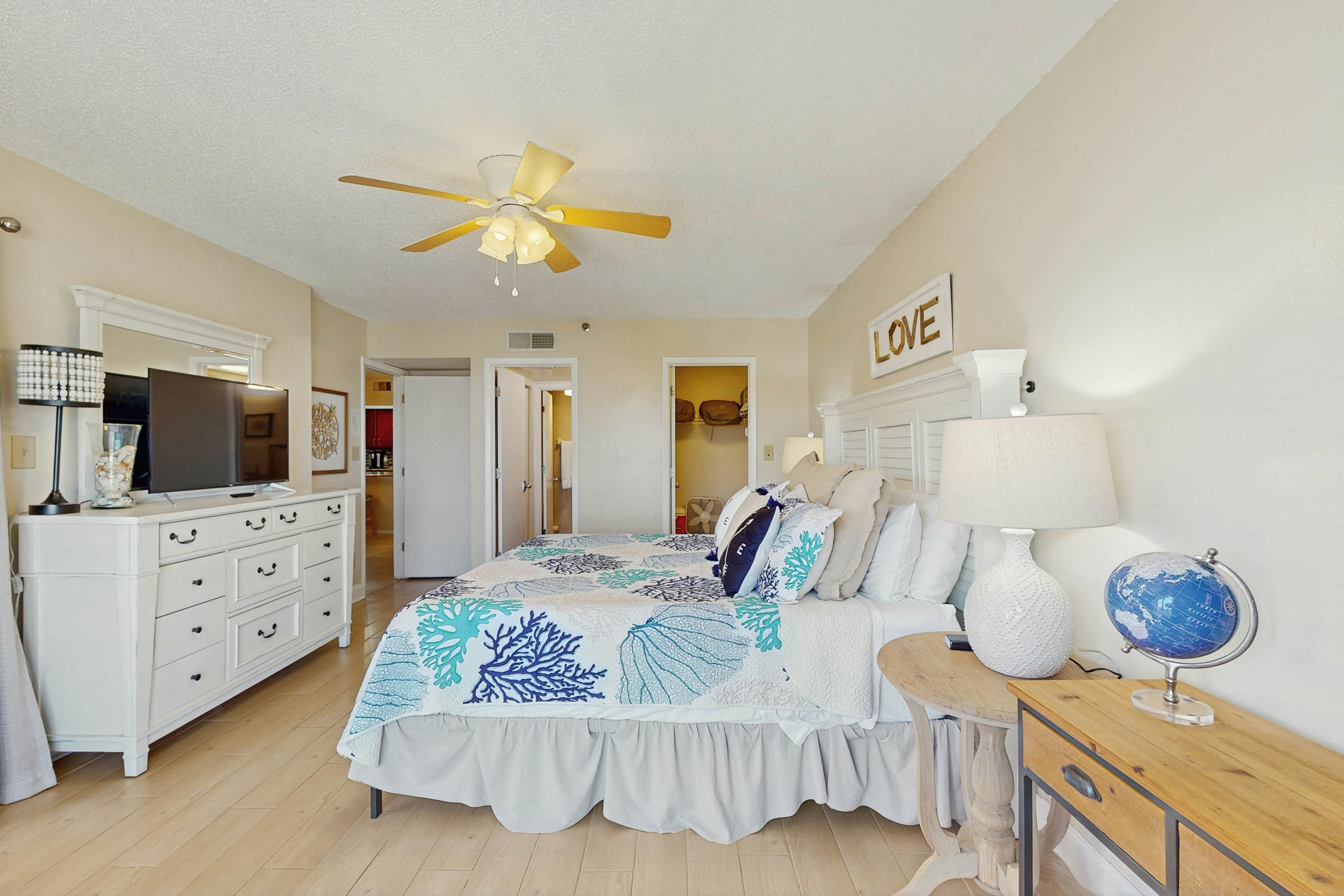 Snowbird-friendly beachfront condo with pool, tennis & AC - dog-friendly