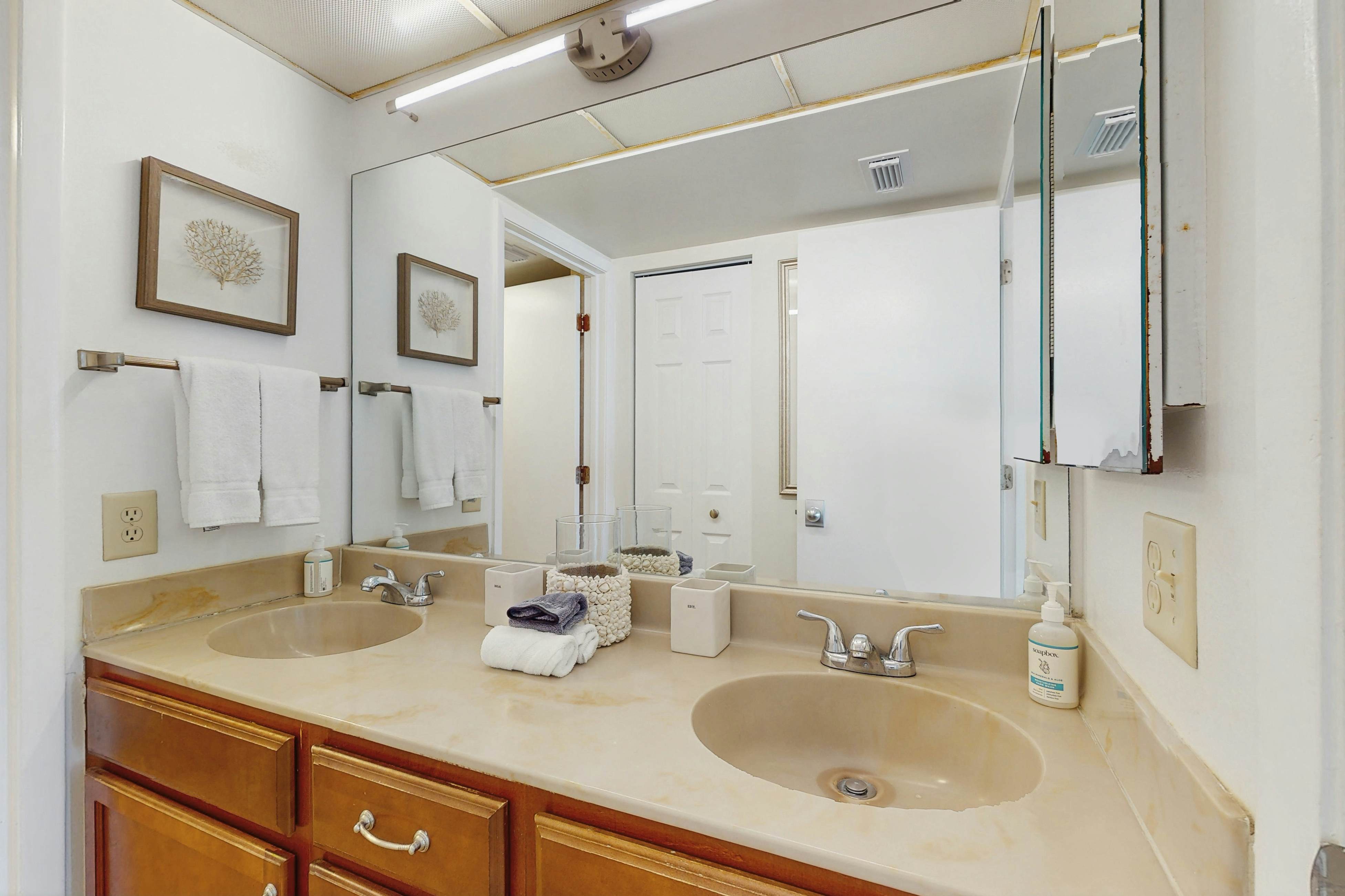 Snowbird-friendly beachfront condo with pool, tennis & AC - dog-friendly