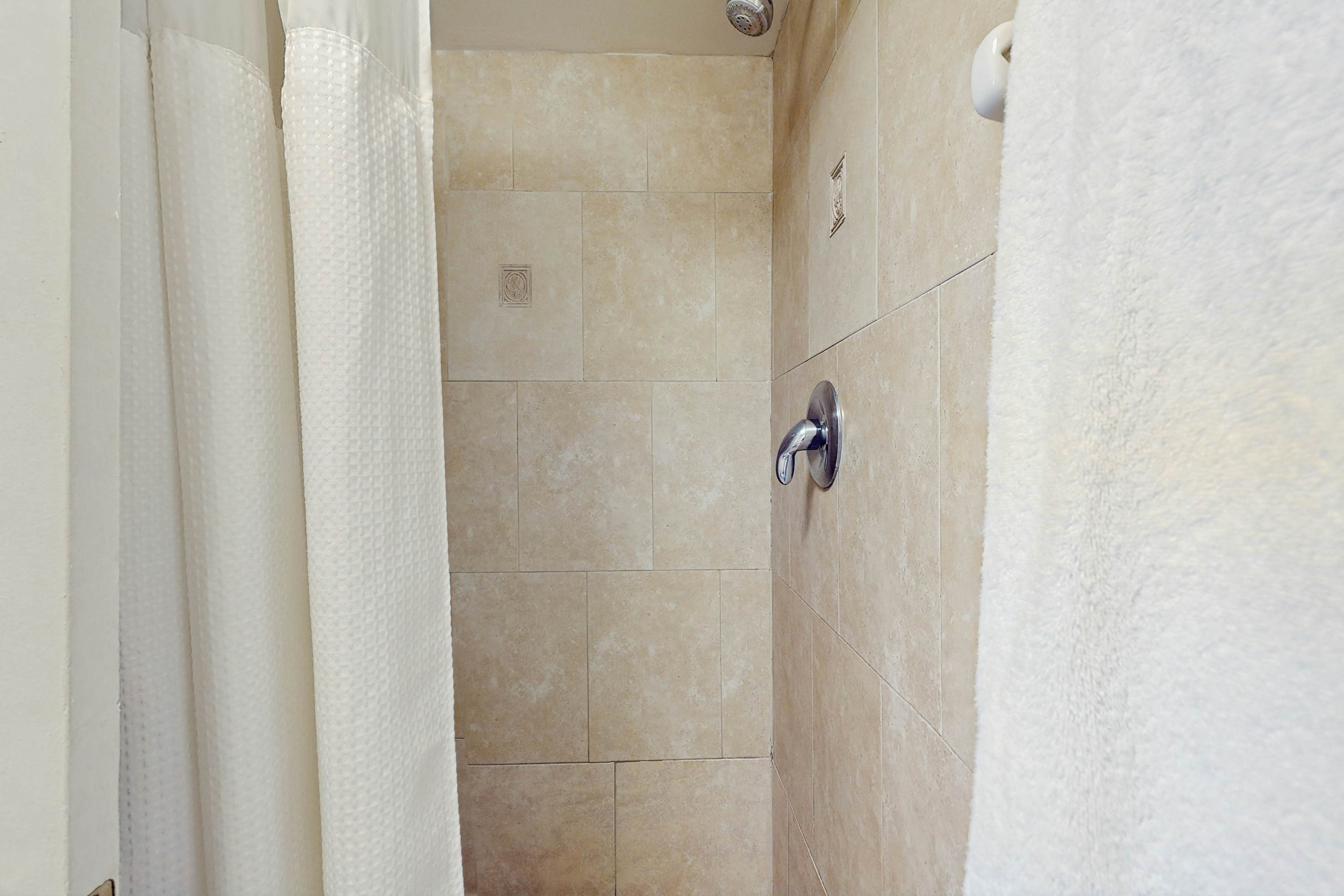 Snowbird-friendly beachfront condo with pool, tennis & AC - dog-friendly