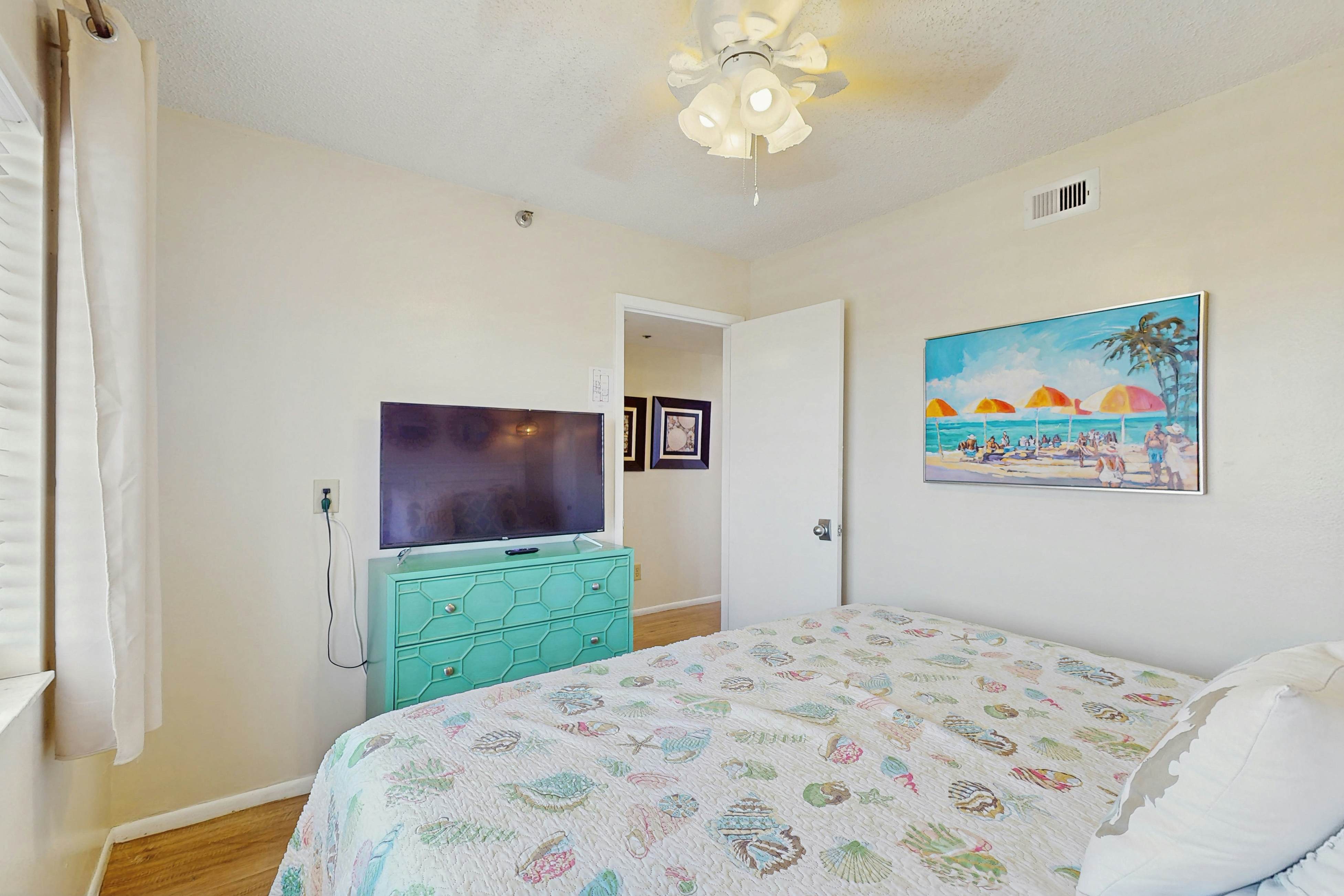 Snowbird-friendly beachfront condo with pool, tennis & AC - dog-friendly