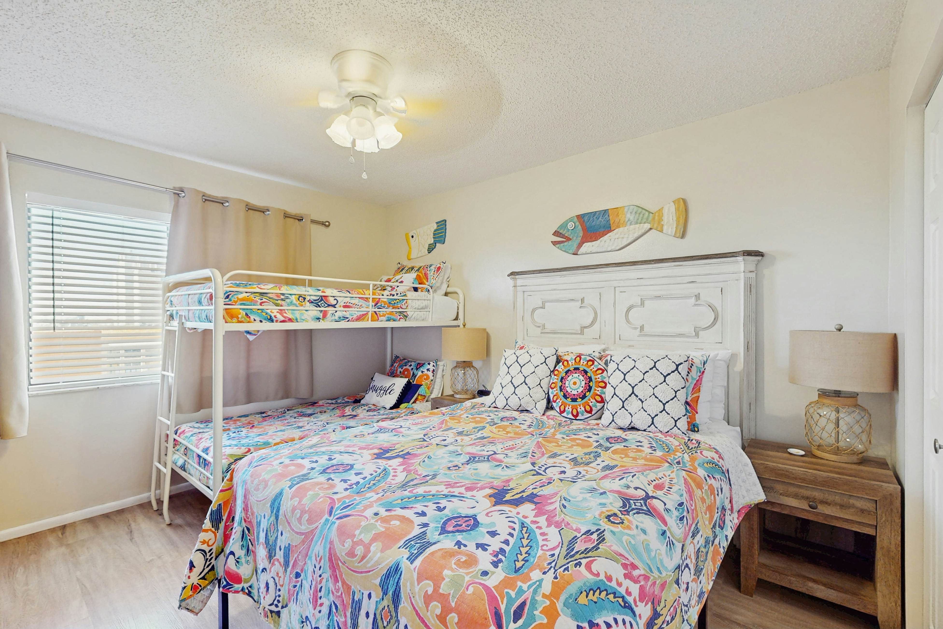 Snowbird-friendly beachfront condo with pool, tennis & AC - dog-friendly