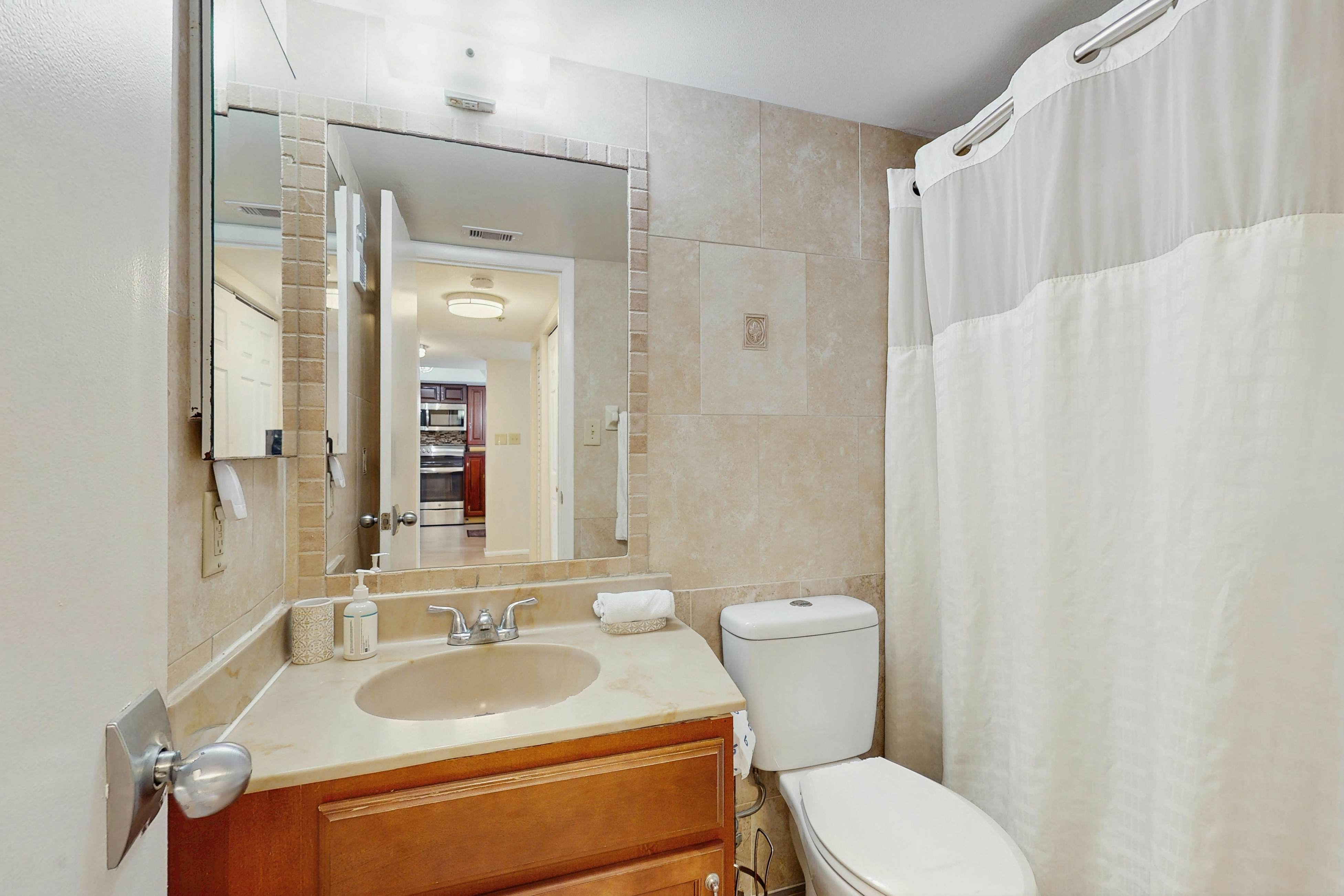 Snowbird-friendly beachfront condo with pool, tennis & AC - dog-friendly