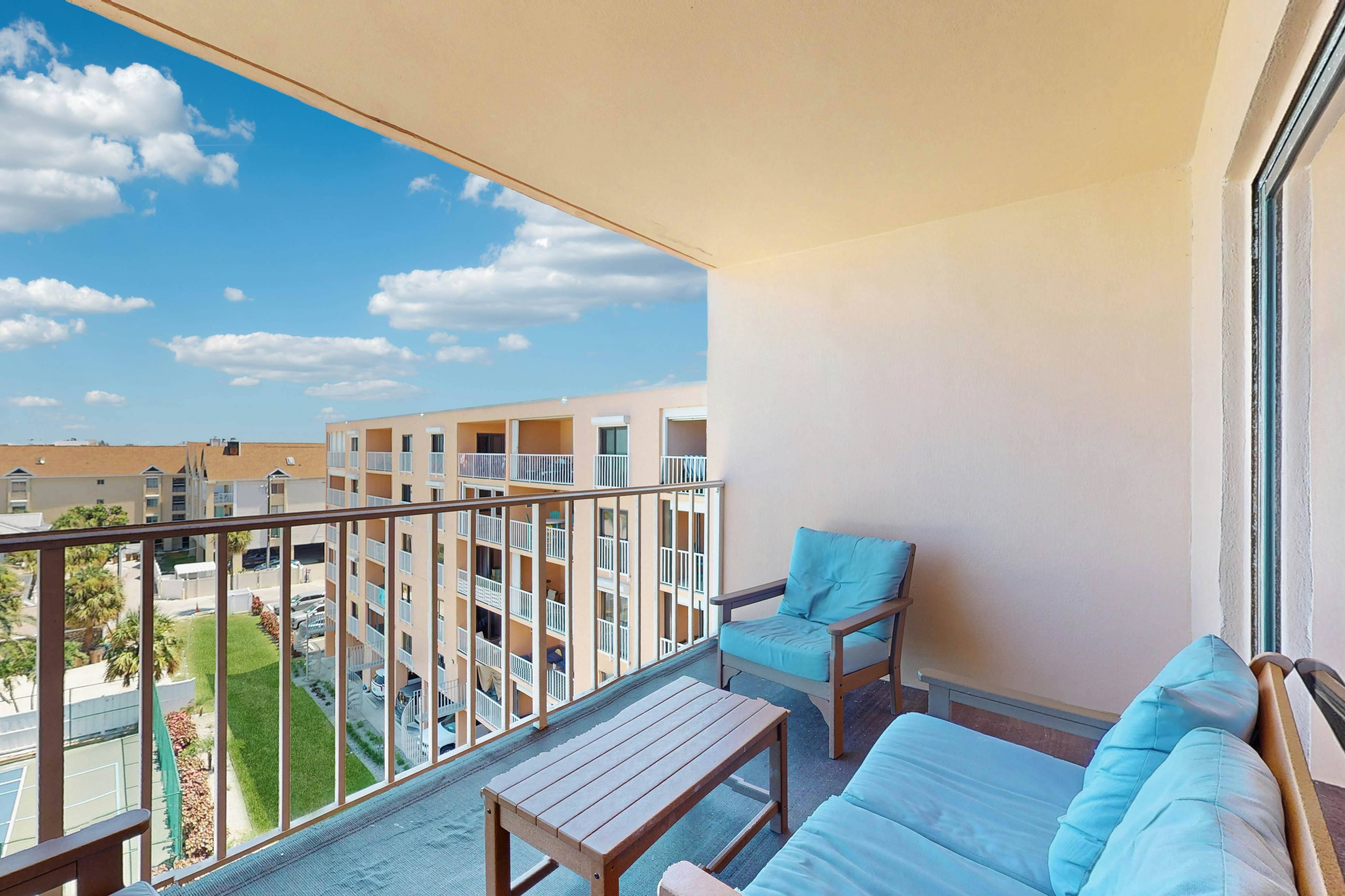 Snowbird-friendly beachfront condo with pool, tennis & AC - dog-friendly