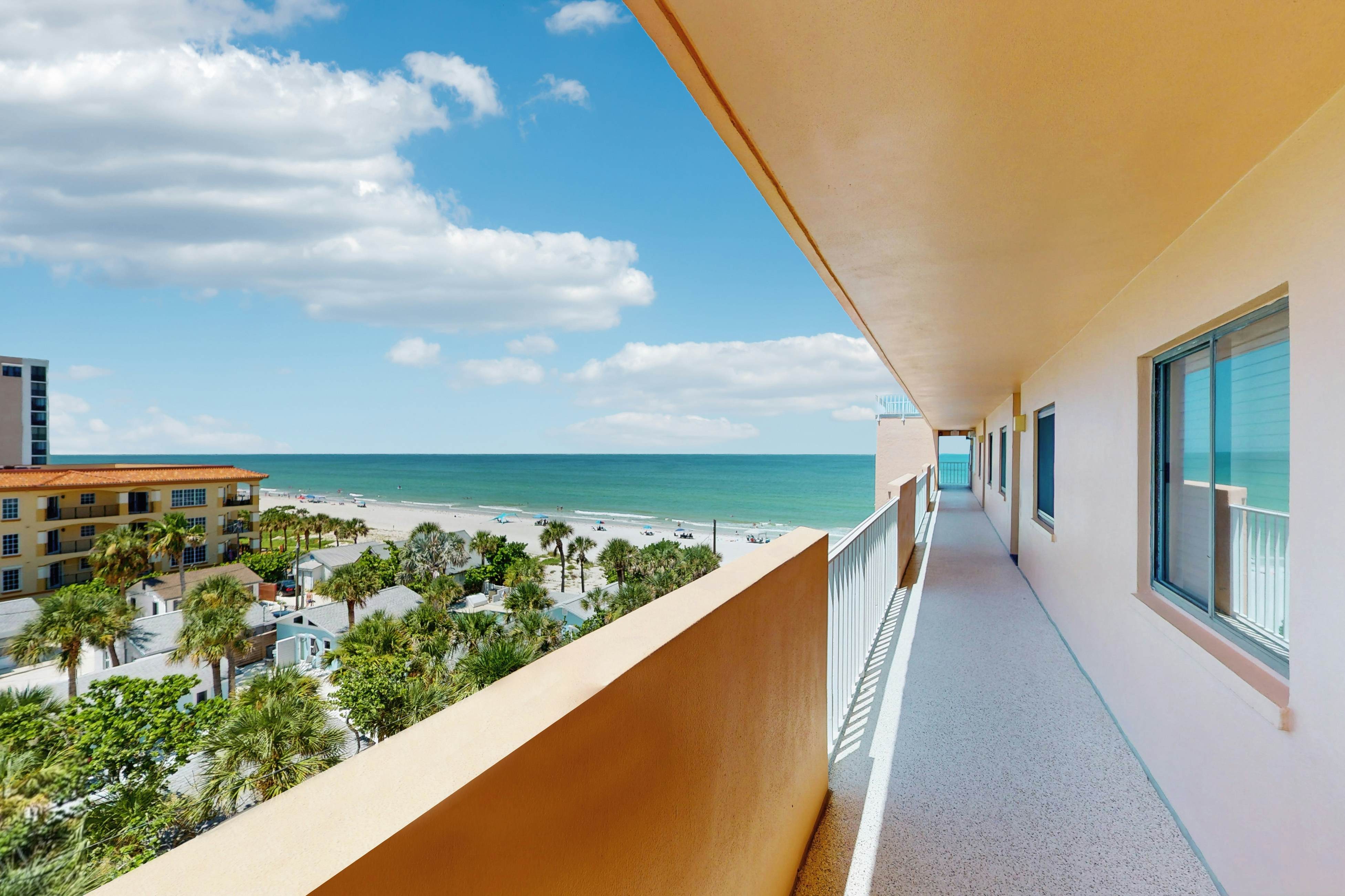 Snowbird-friendly beachfront condo with pool, tennis & AC - dog-friendly
