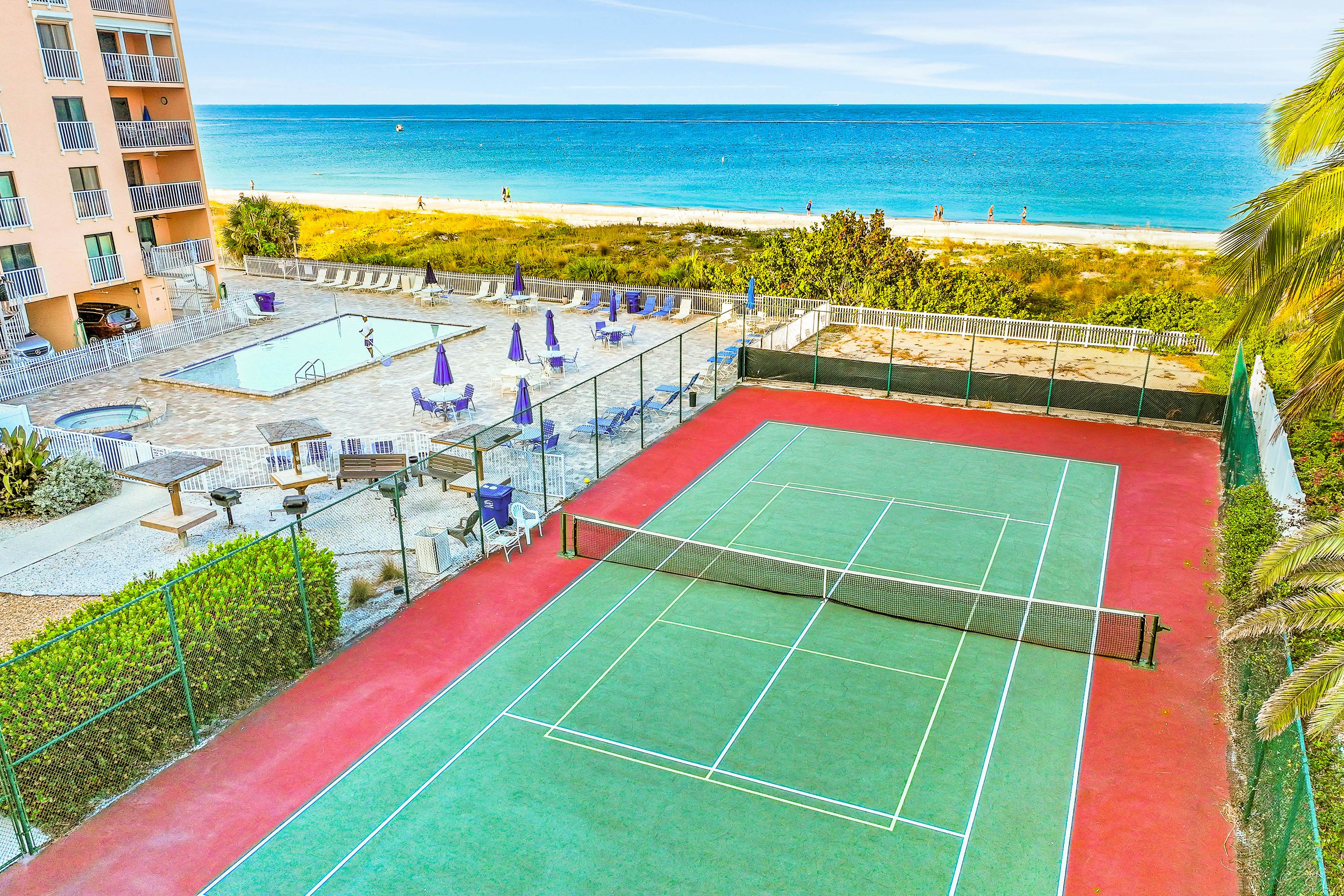 Snowbird-friendly beachfront condo with pool, tennis & AC - dog-friendly