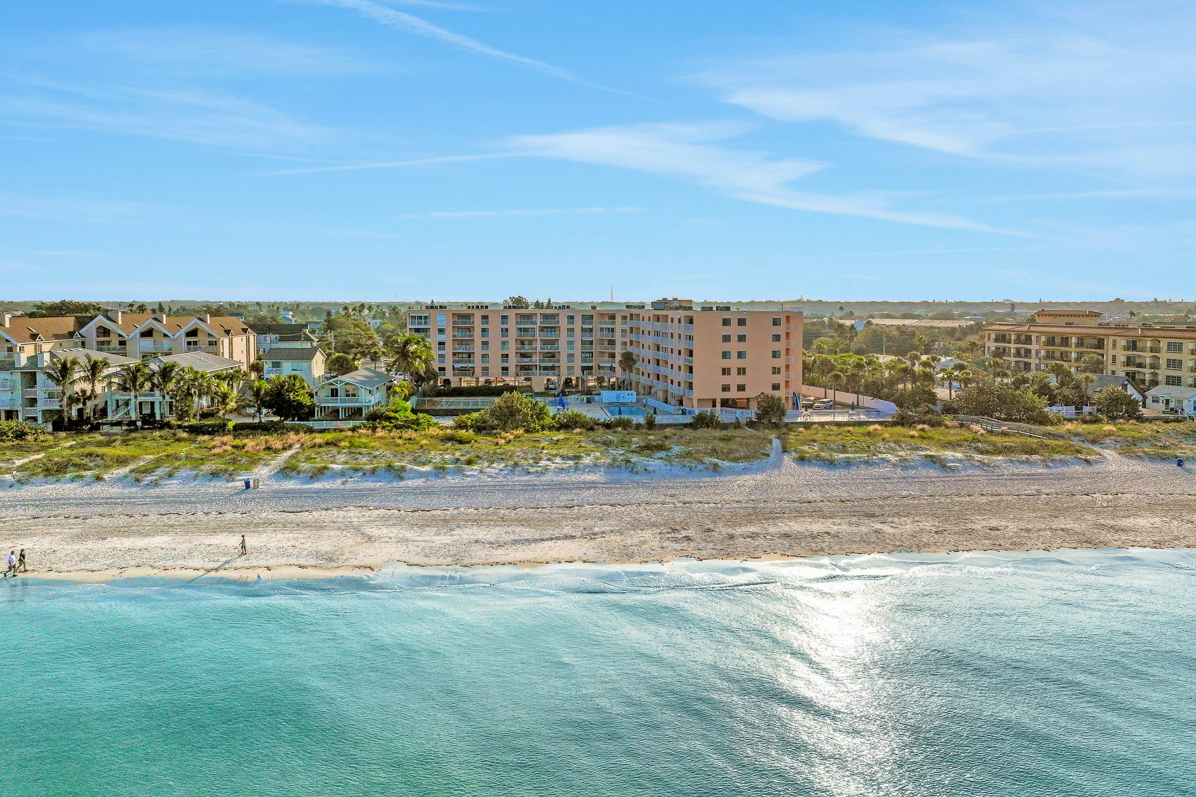 Snowbird-friendly beachfront condo with pool, tennis & AC - dog-friendly