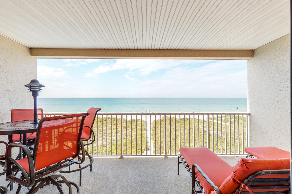 Cozy beachside condo with pool and hot tub walk to restaurants