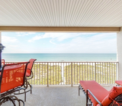Cozy beachside condo with pool and hot tub walk to restaurants