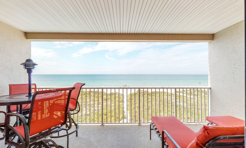 Cozy beachside condo with pool and hot tub walk to restaurants