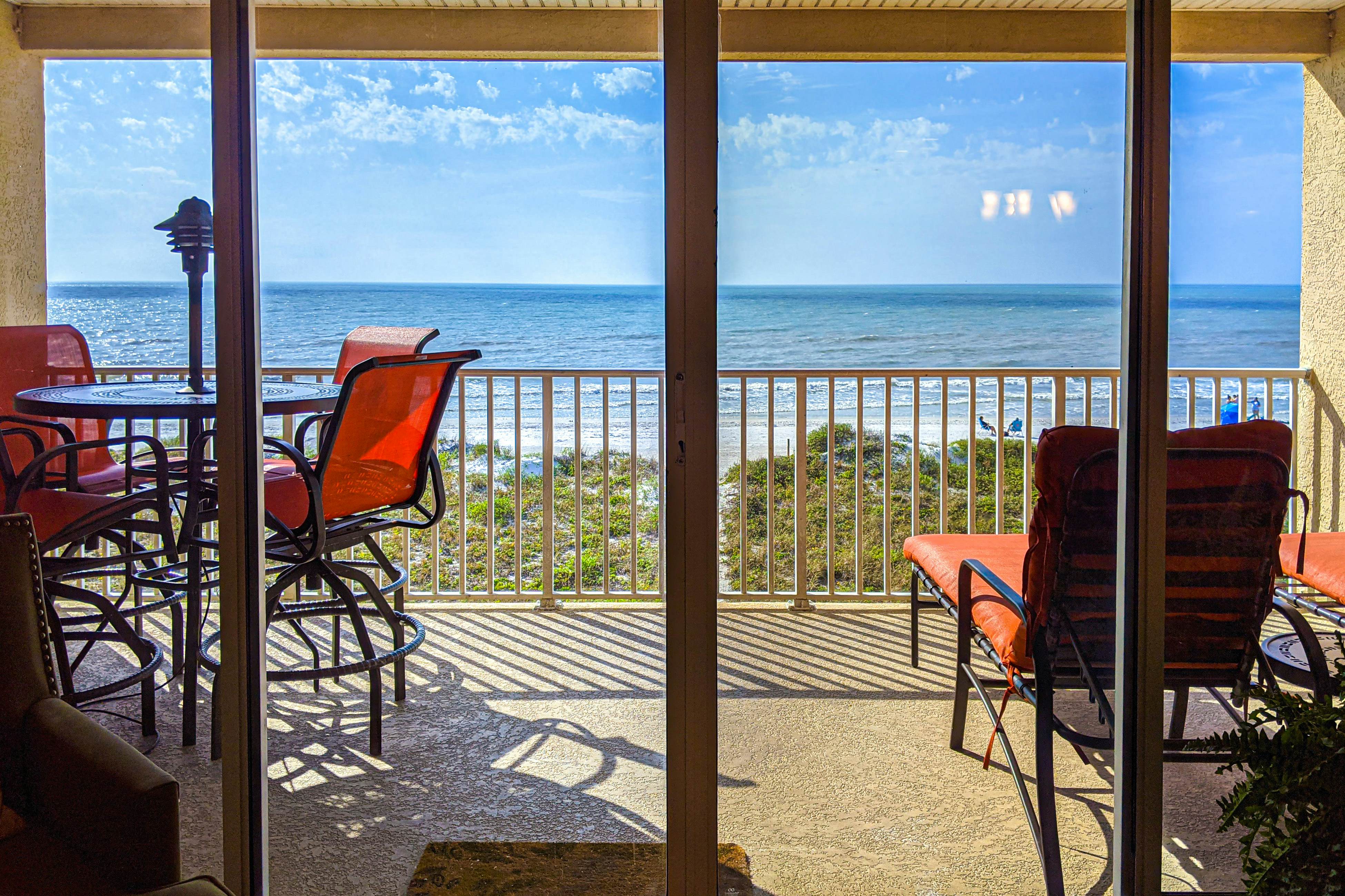 Cozy beachside condo with pool & hot tub - walk to restaurants