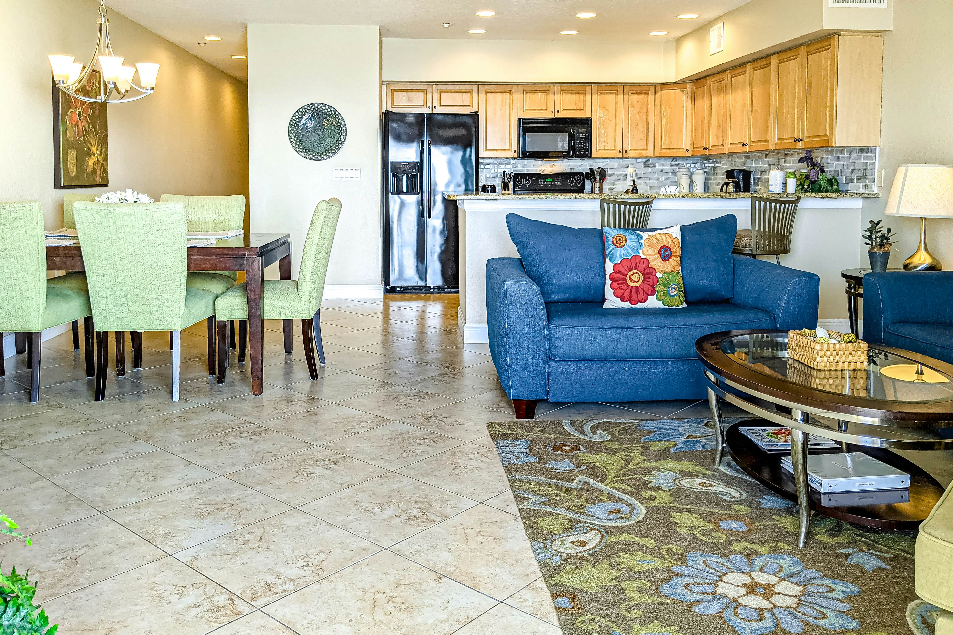 Cozy beachside condo with pool & hot tub - walk to restaurants