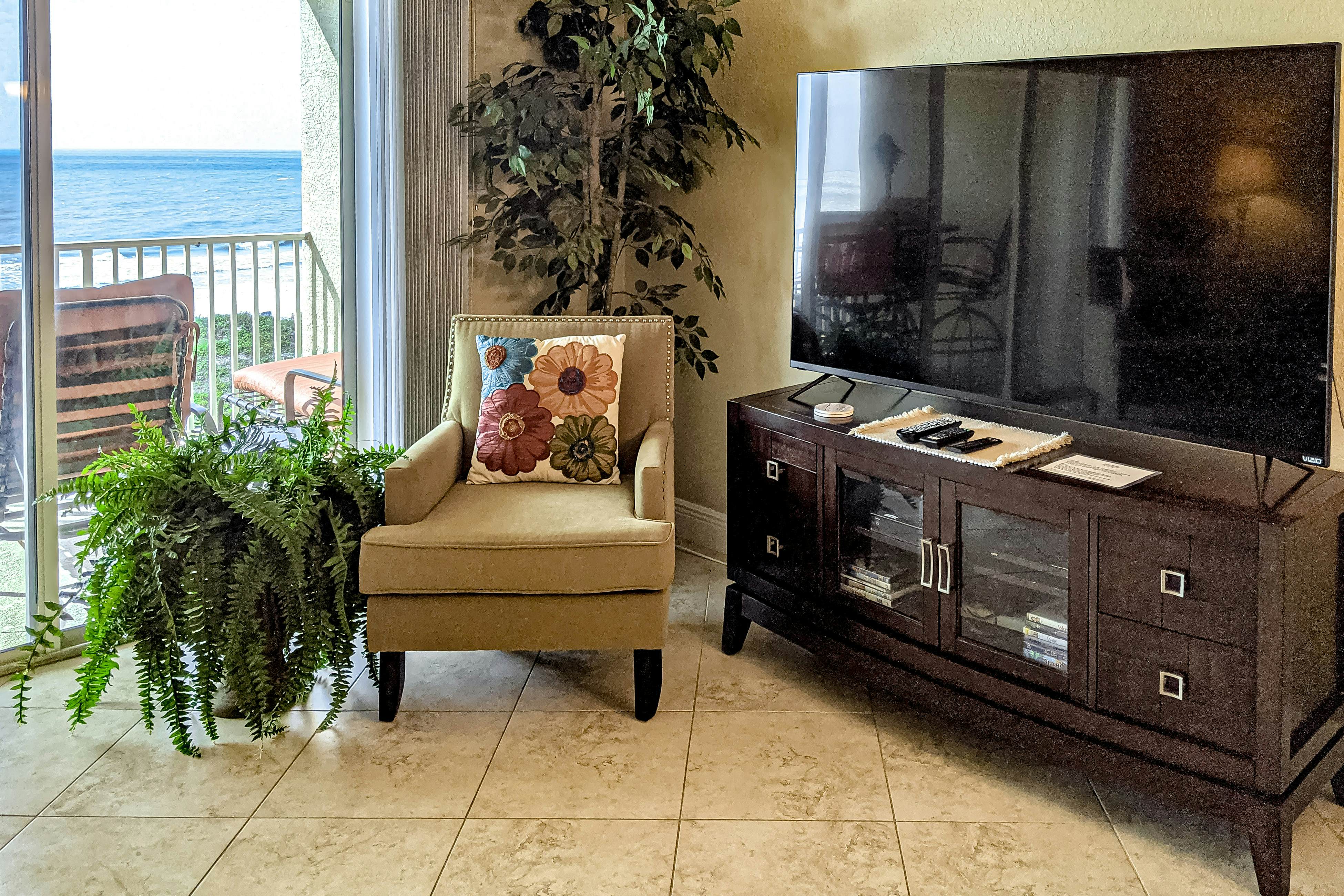 Cozy beachside condo with pool & hot tub - walk to restaurants