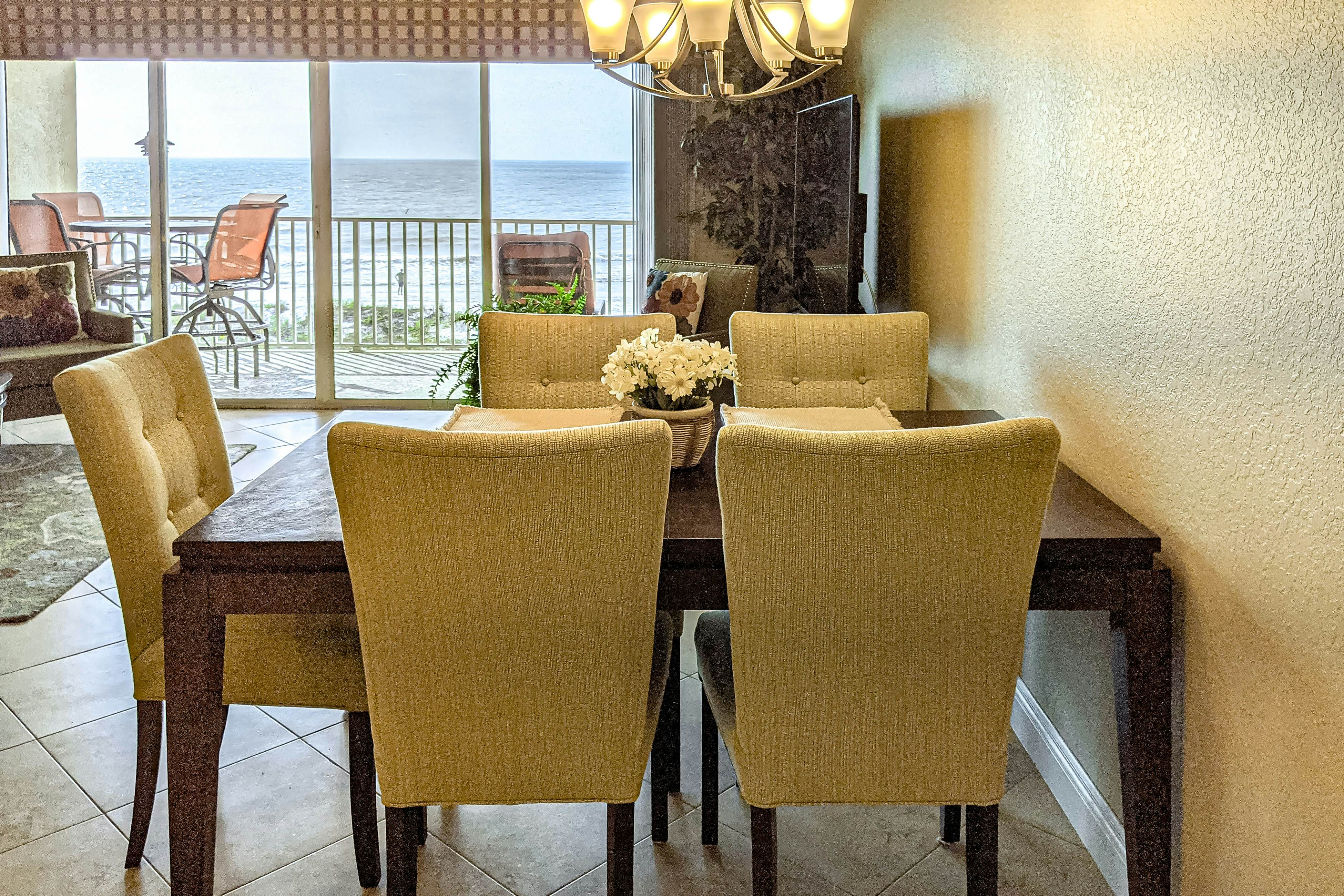 Cozy beachside condo with pool & hot tub - walk to restaurants