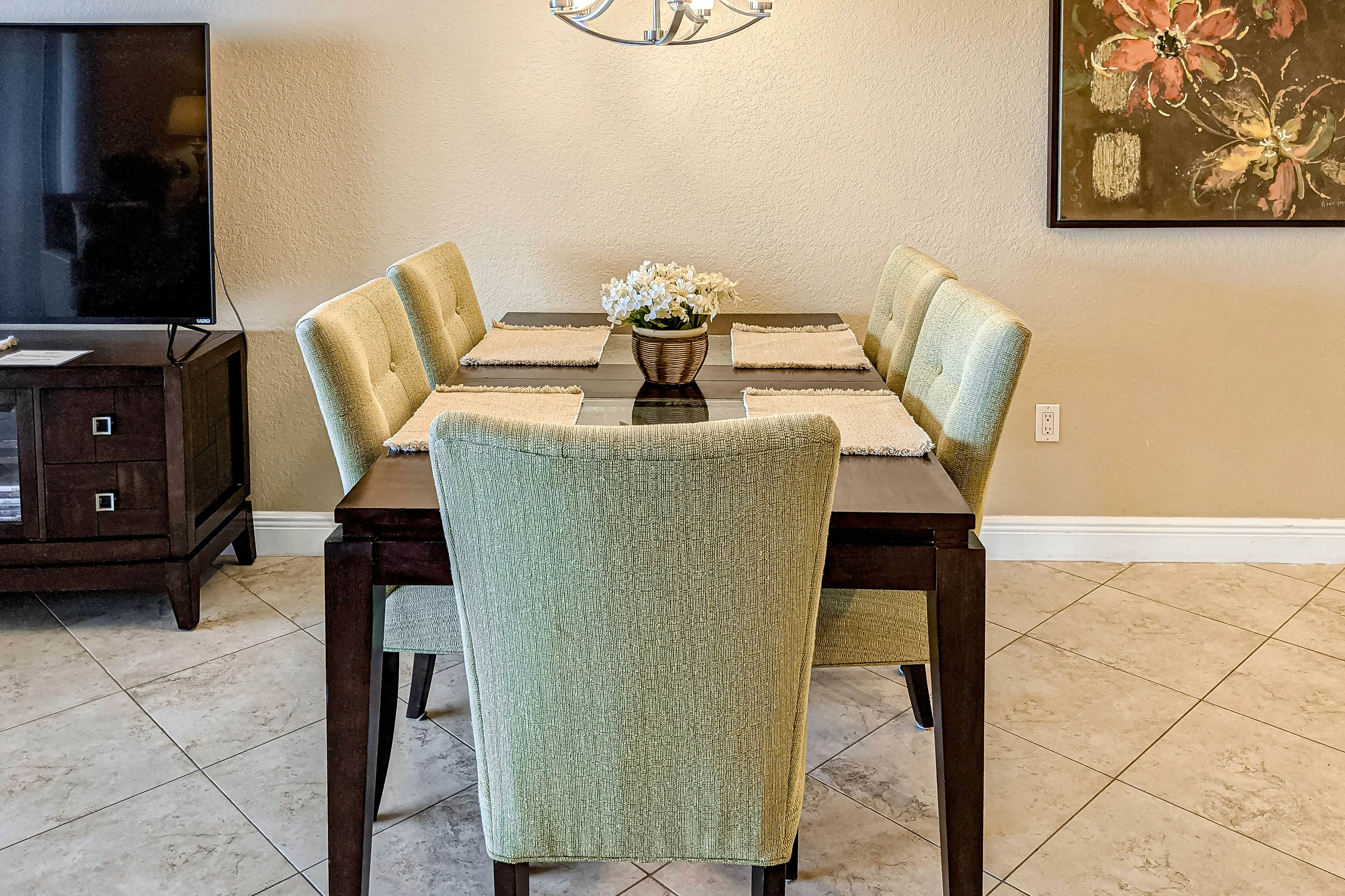 Cozy beachside condo with pool & hot tub - walk to restaurants