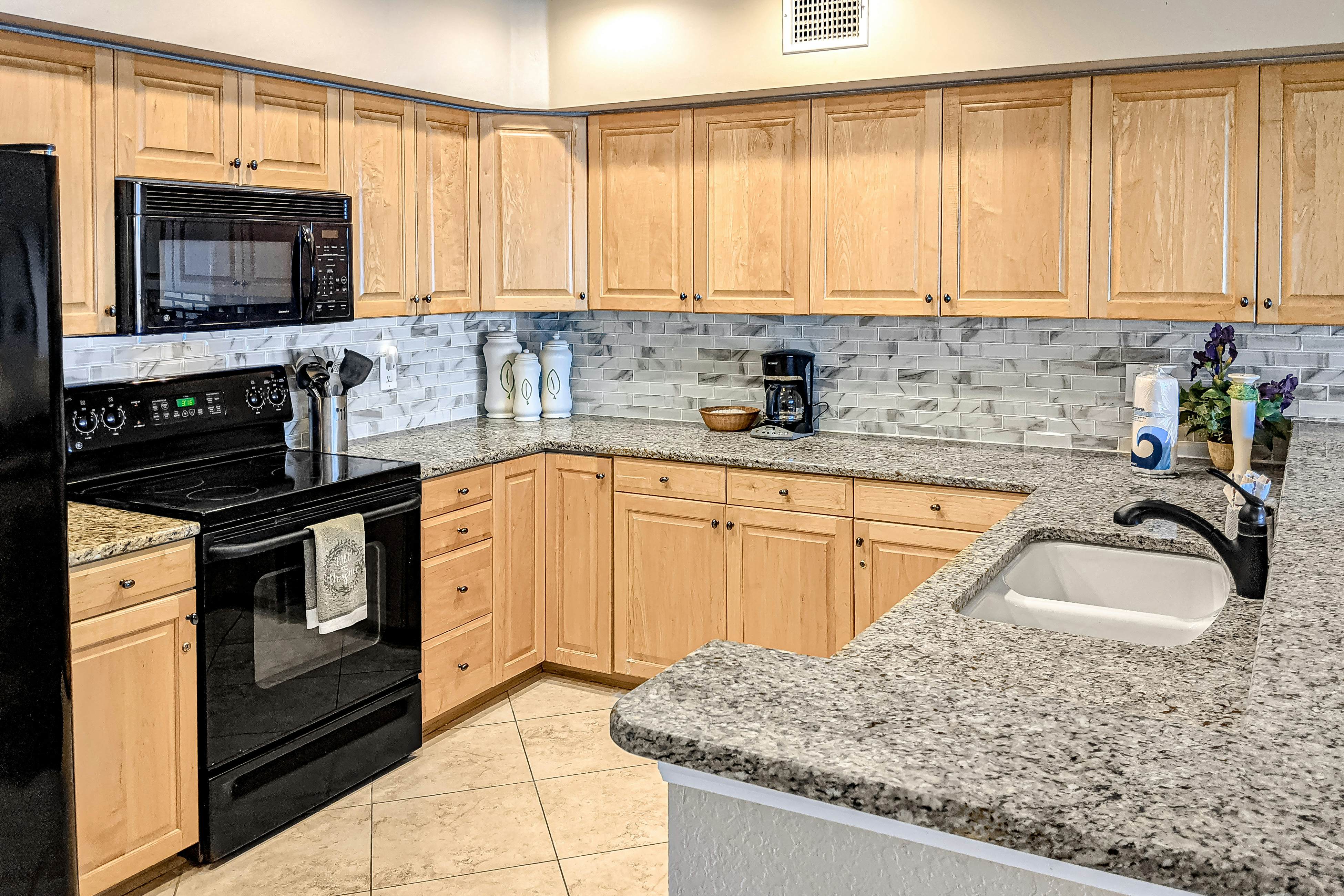 Cozy beachside condo with pool & hot tub - walk to restaurants