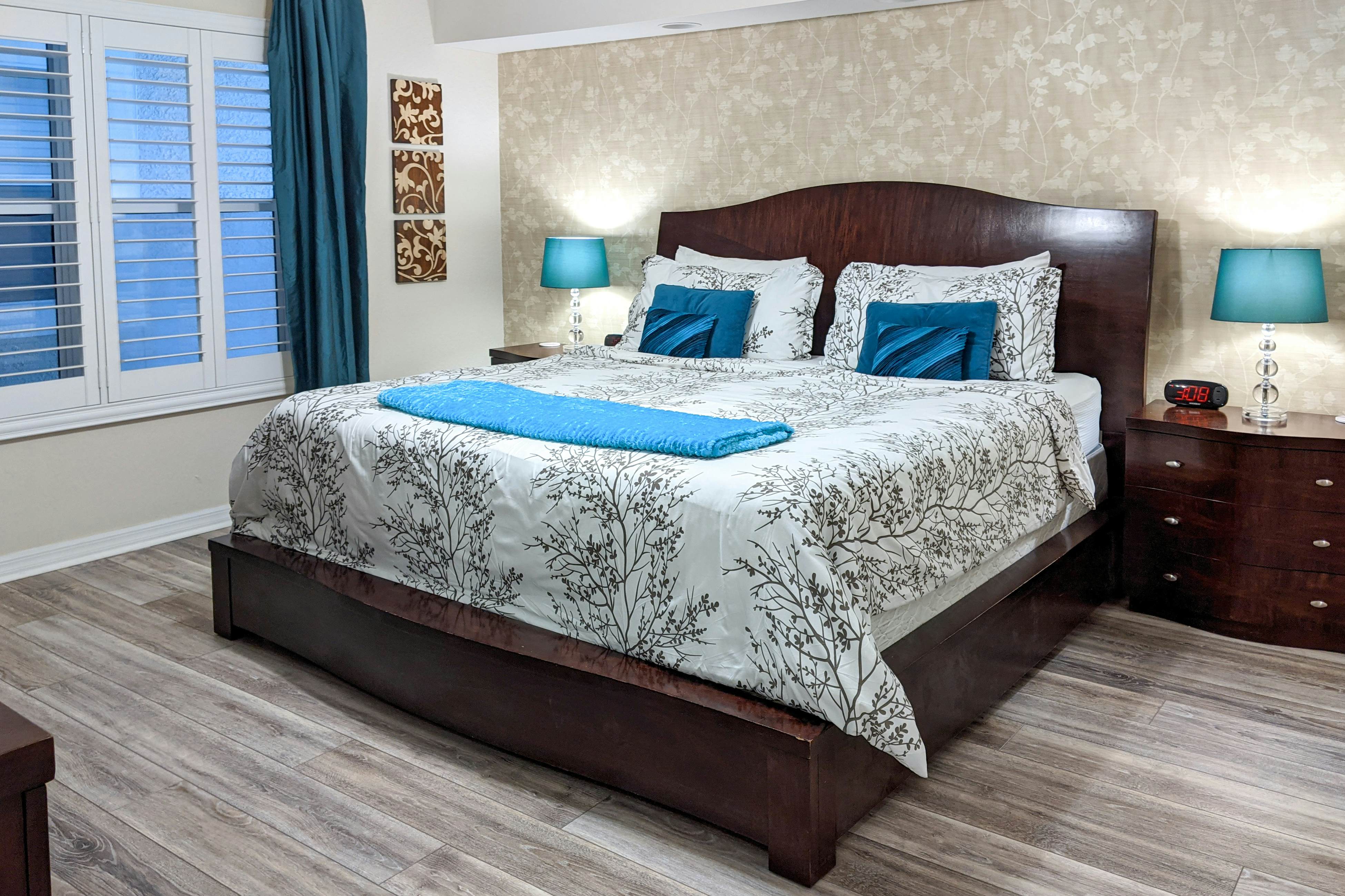 Cozy beachside condo with pool & hot tub - walk to restaurants