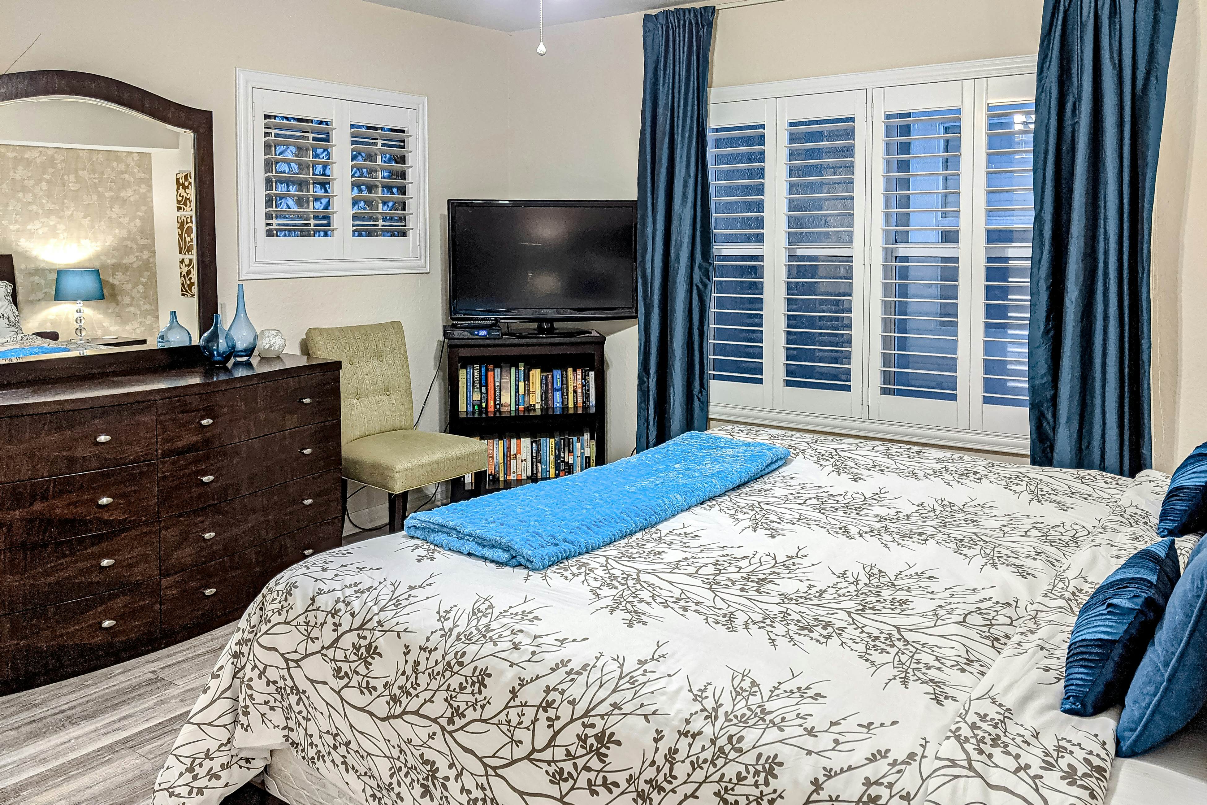 Cozy beachside condo with pool & hot tub - walk to restaurants