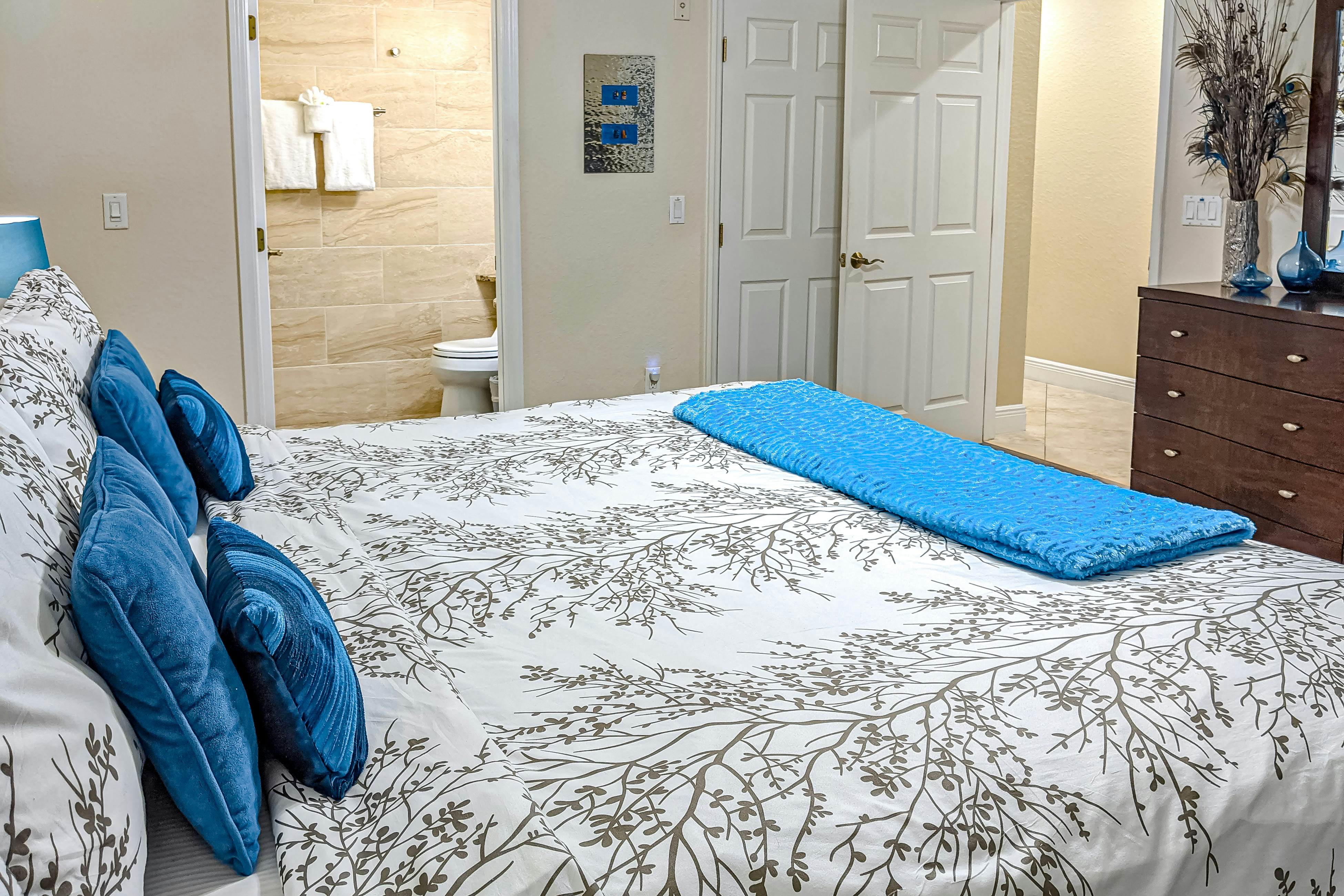 Cozy beachside condo with pool & hot tub - walk to restaurants