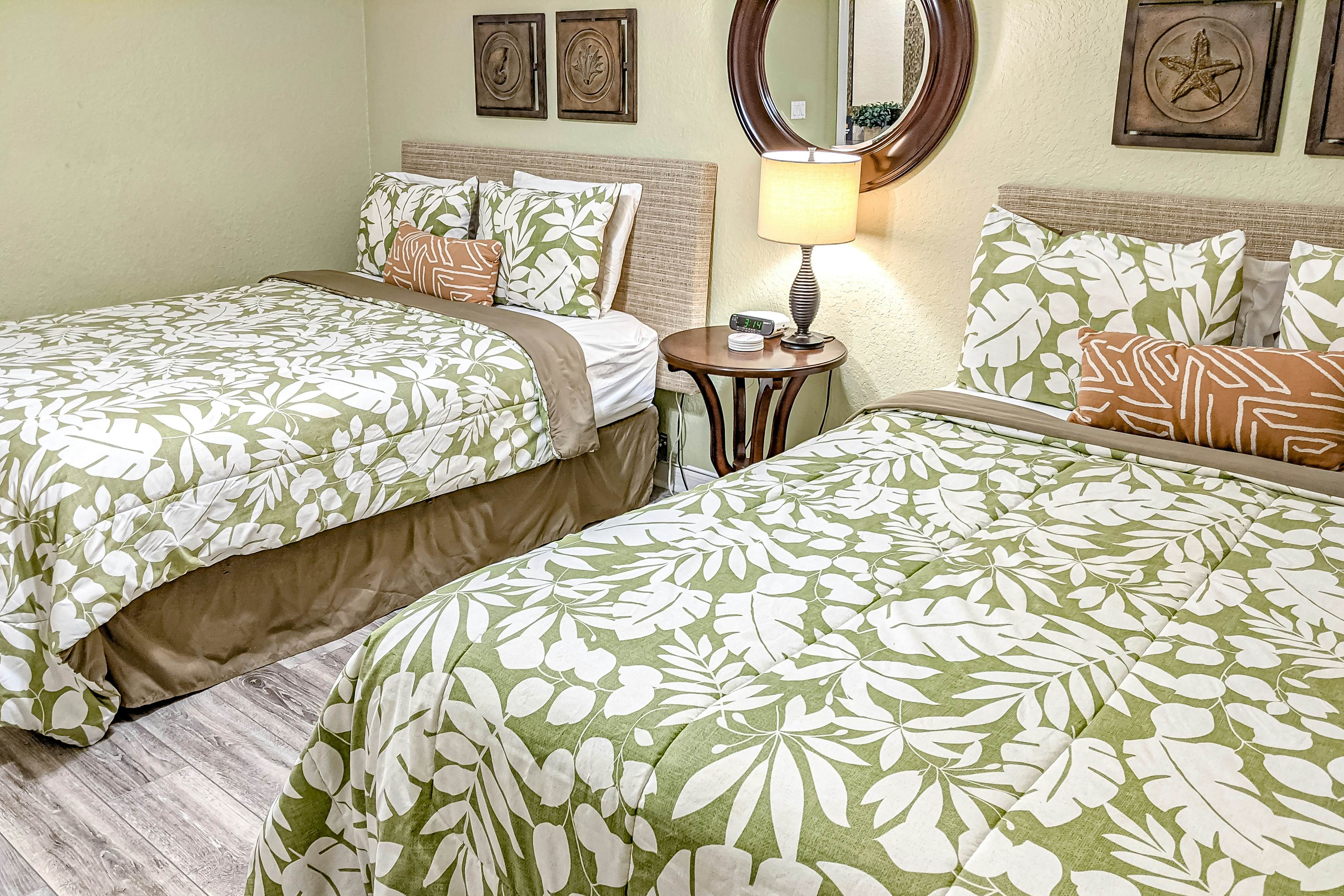 Cozy beachside condo with pool & hot tub - walk to restaurants