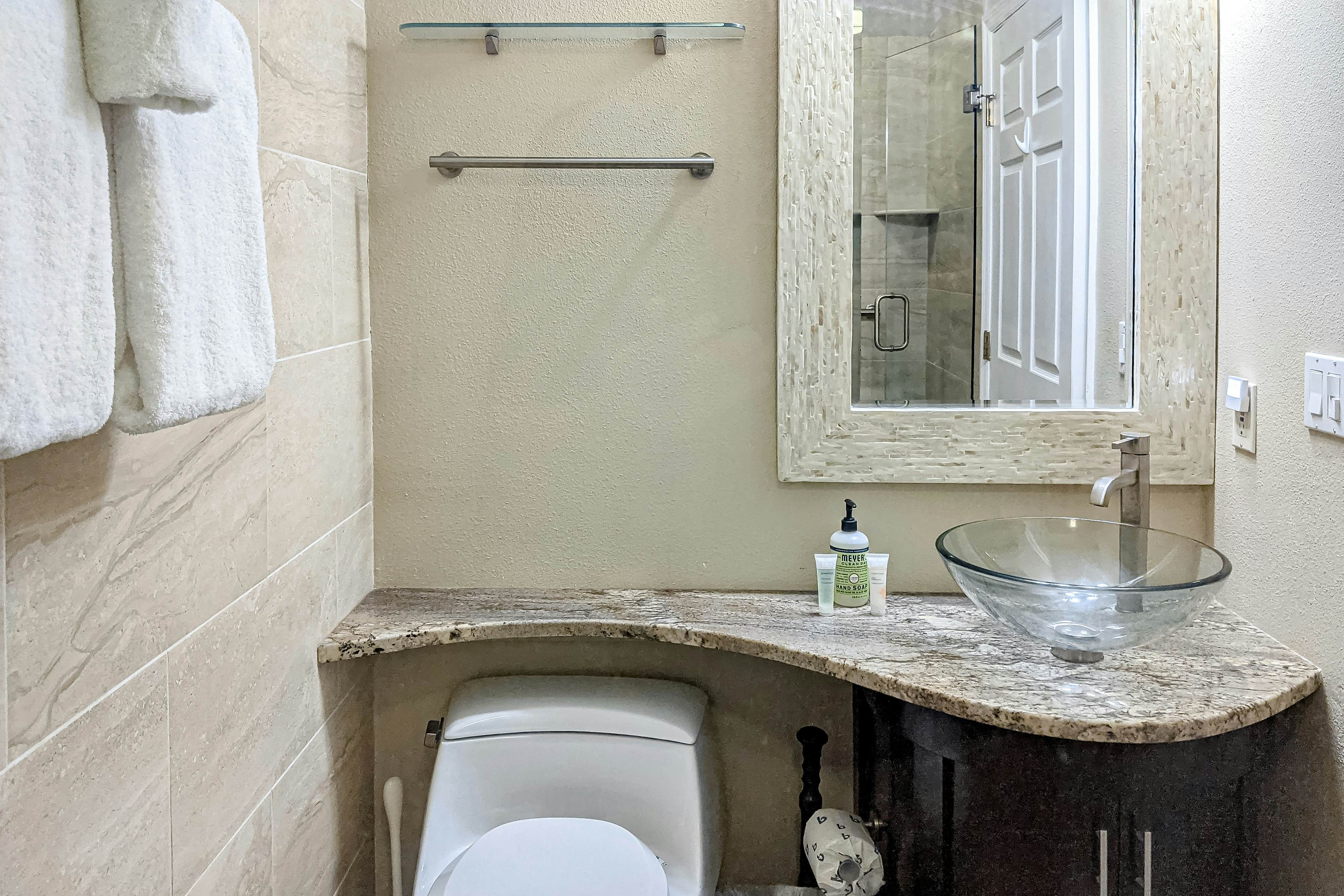 Cozy beachside condo with pool & hot tub - walk to restaurants