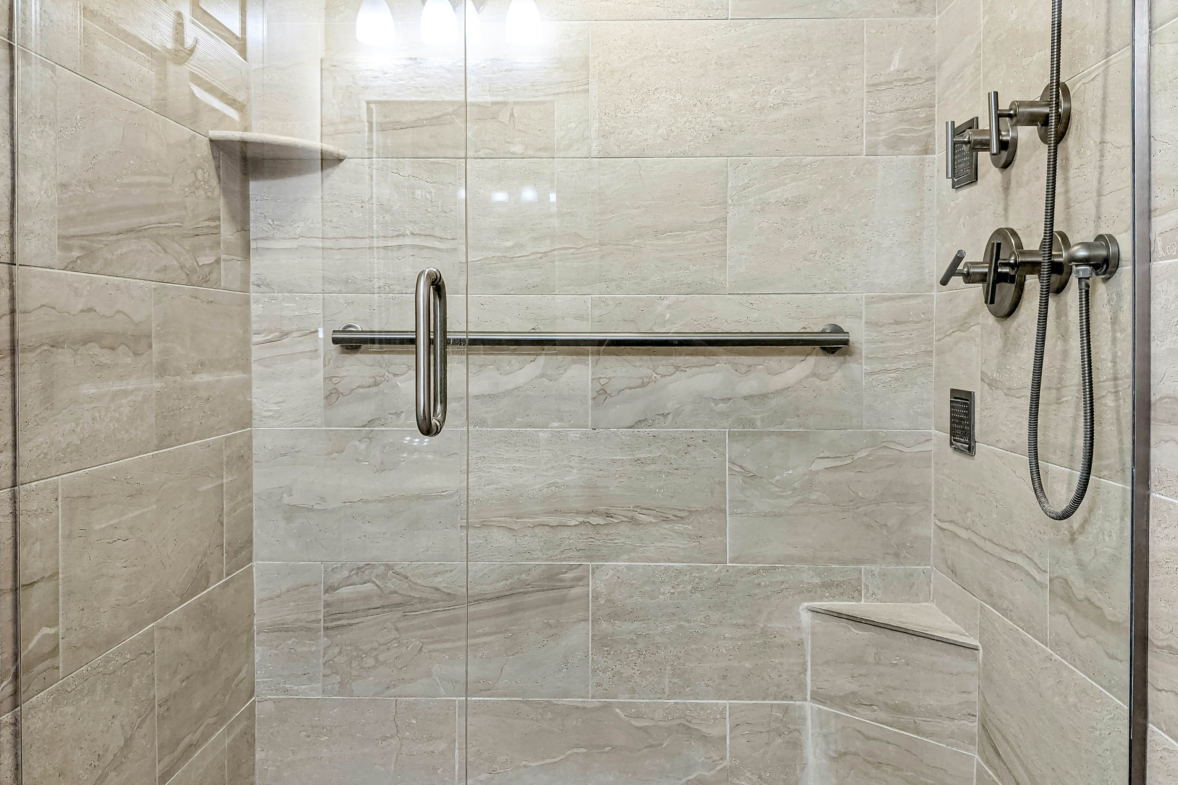 Cozy beachside condo with pool & hot tub - walk to restaurants