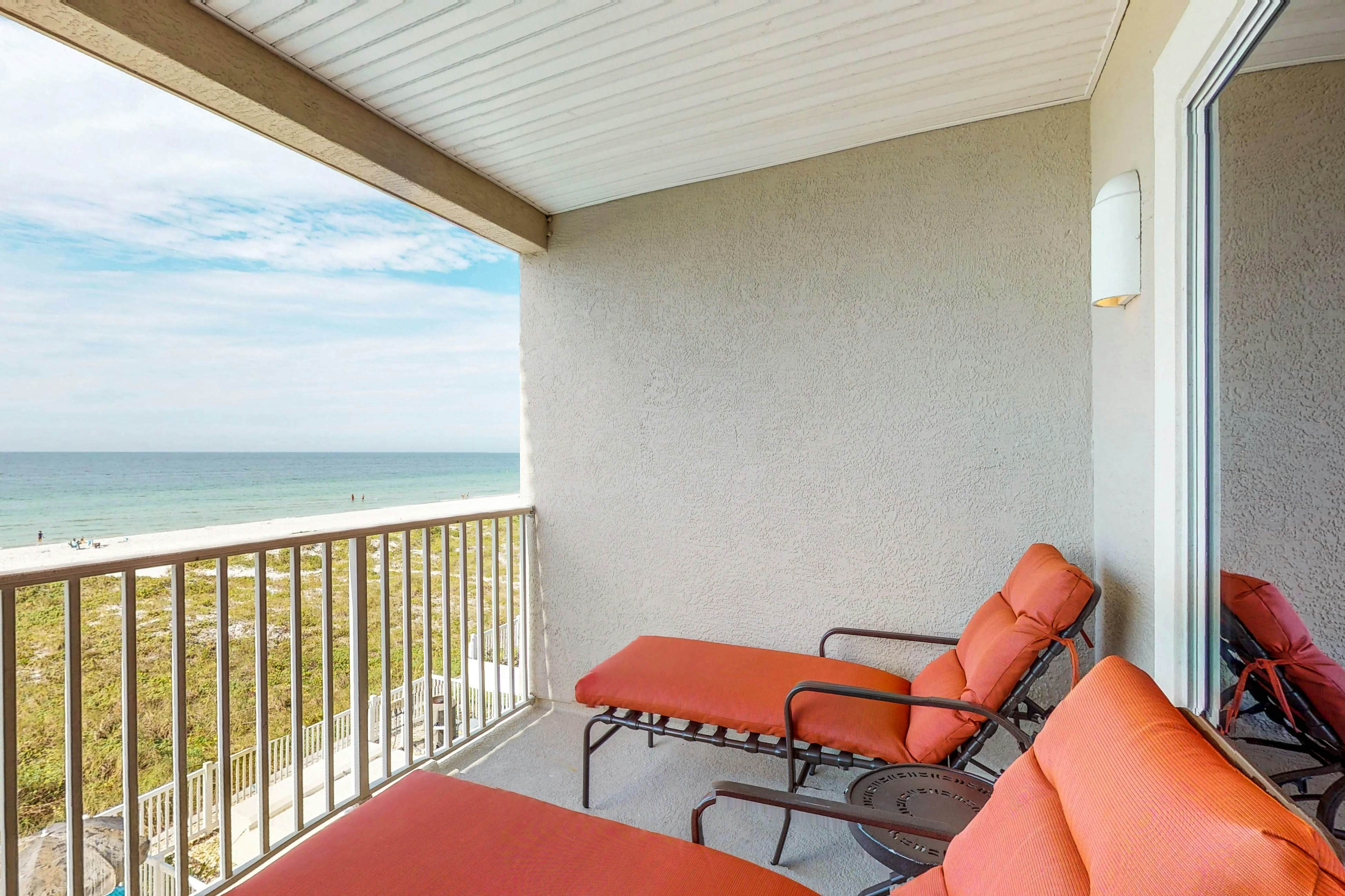 Cozy beachside condo with pool & hot tub - walk to restaurants