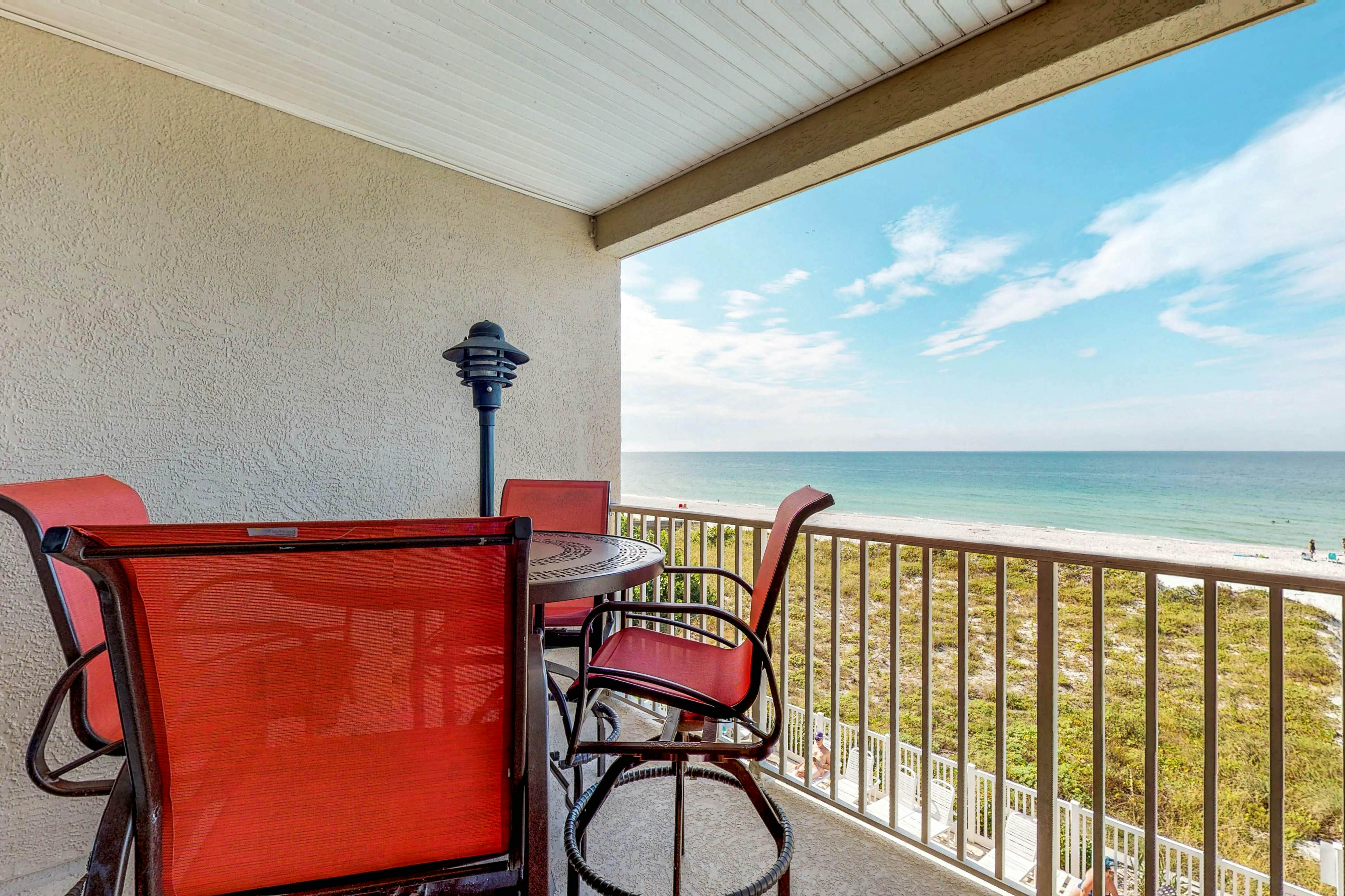 Cozy beachside condo with pool & hot tub - walk to restaurants