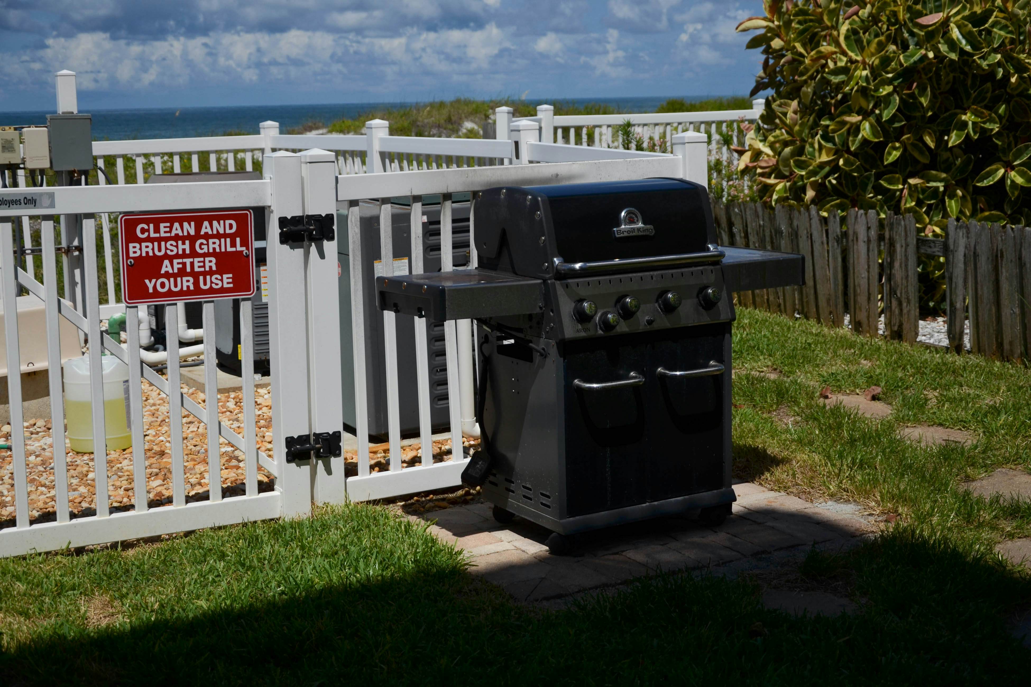 Cozy beachside condo with pool & hot tub - walk to restaurants