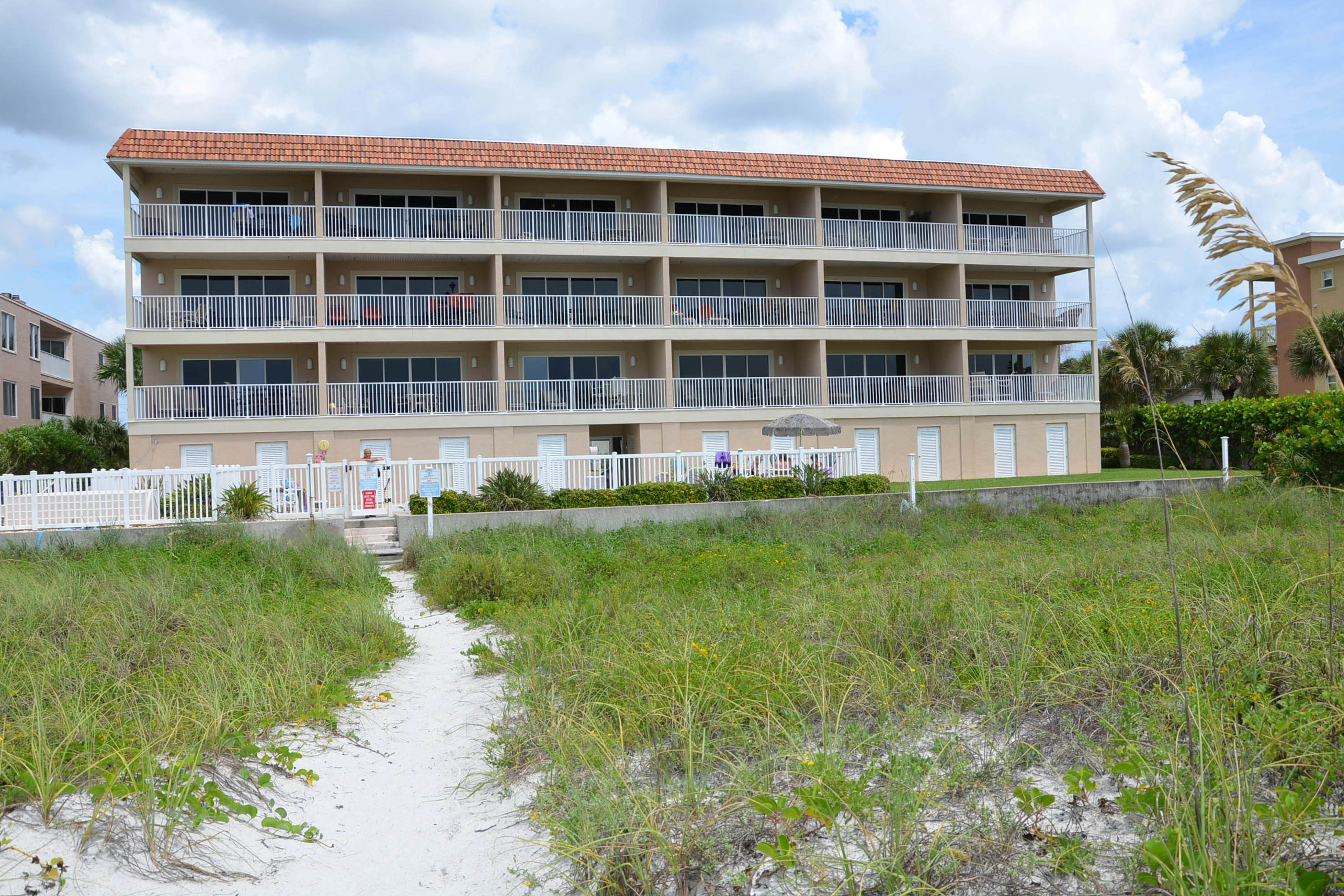 Cozy beachside condo with pool & hot tub - walk to restaurants