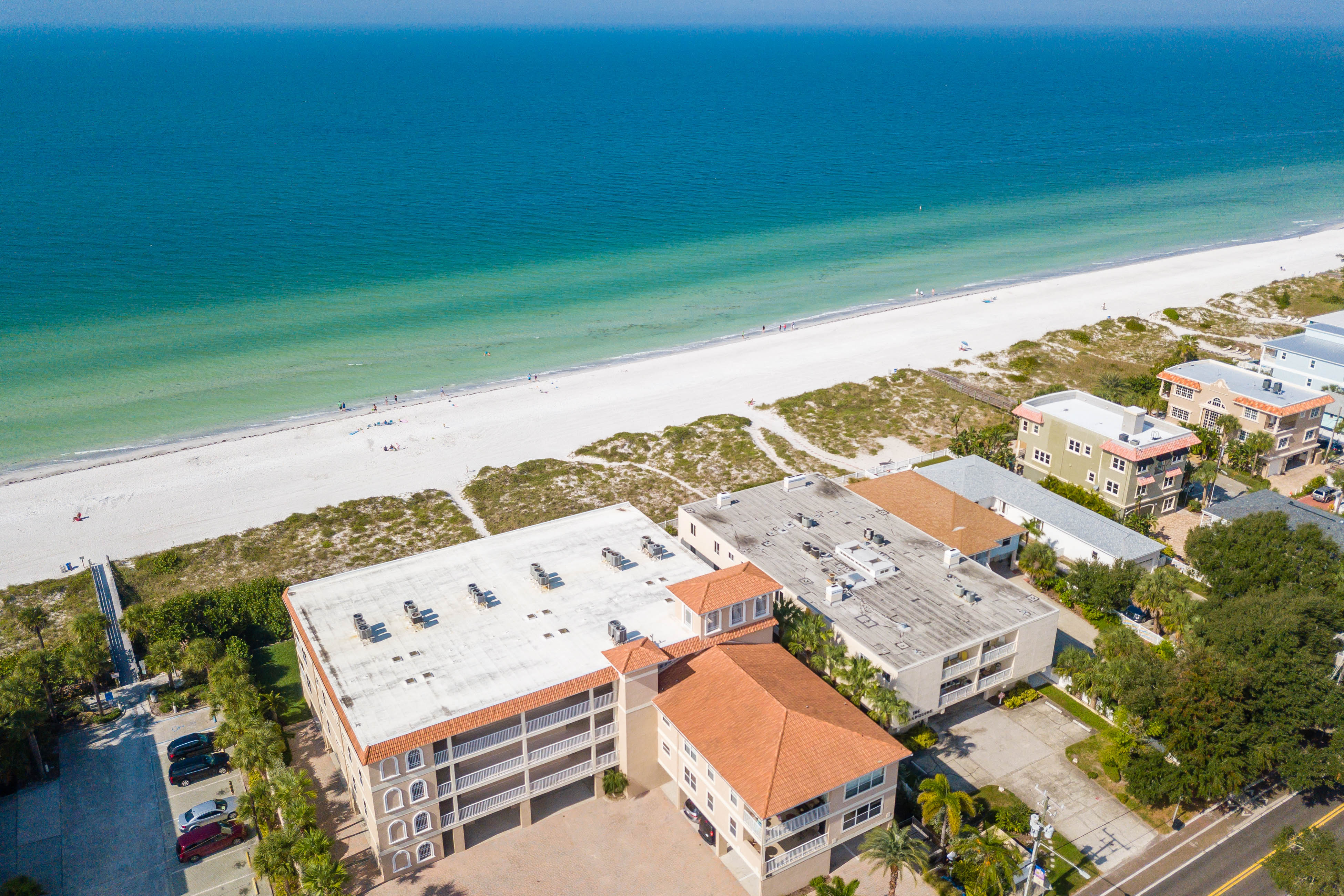 Cozy beachside condo with pool and hot tub walk to restaurants