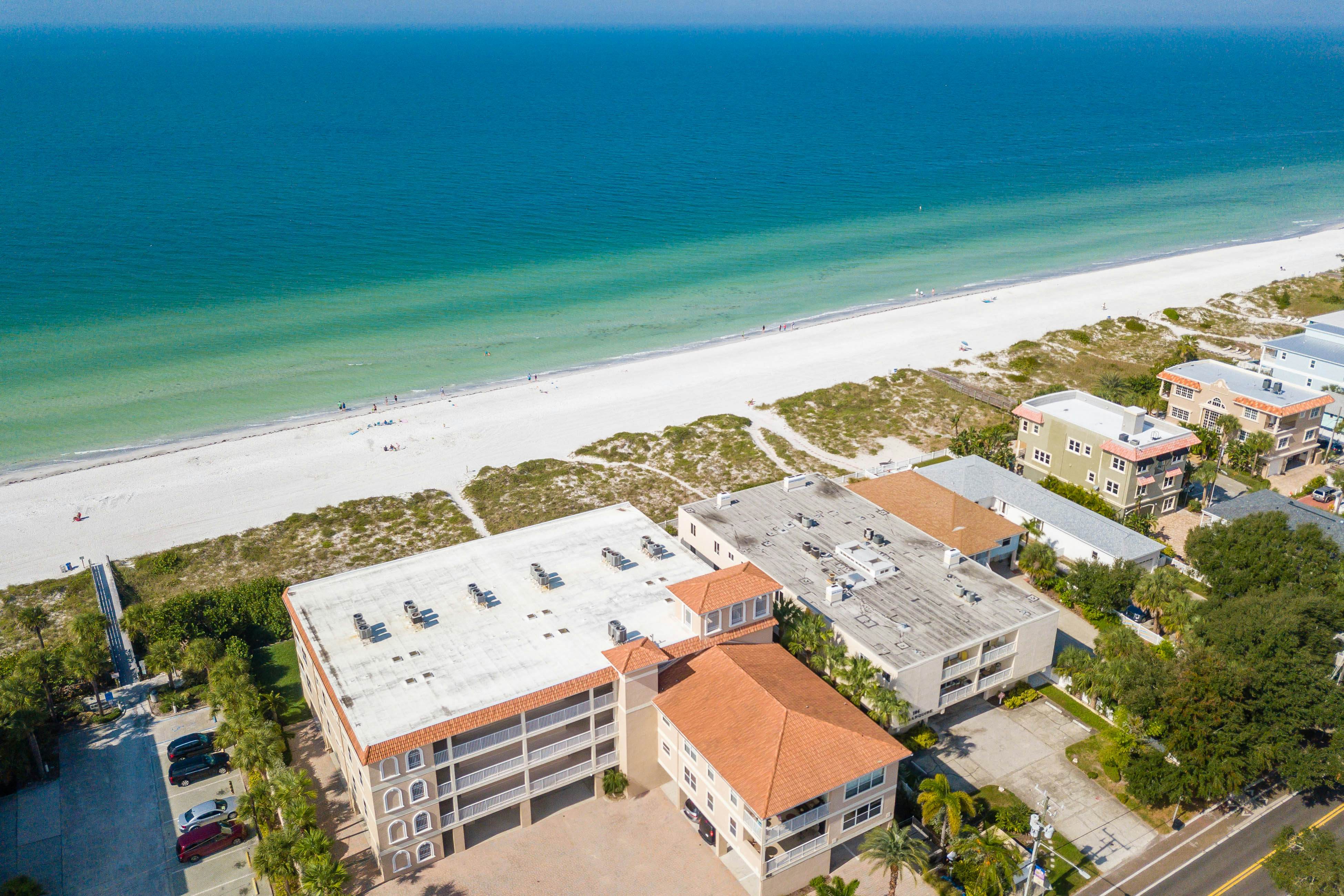 Cozy beachside condo with pool & hot tub - walk to restaurants