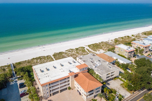 Cozy beachside condo with pool and hot tub walk to restaurants