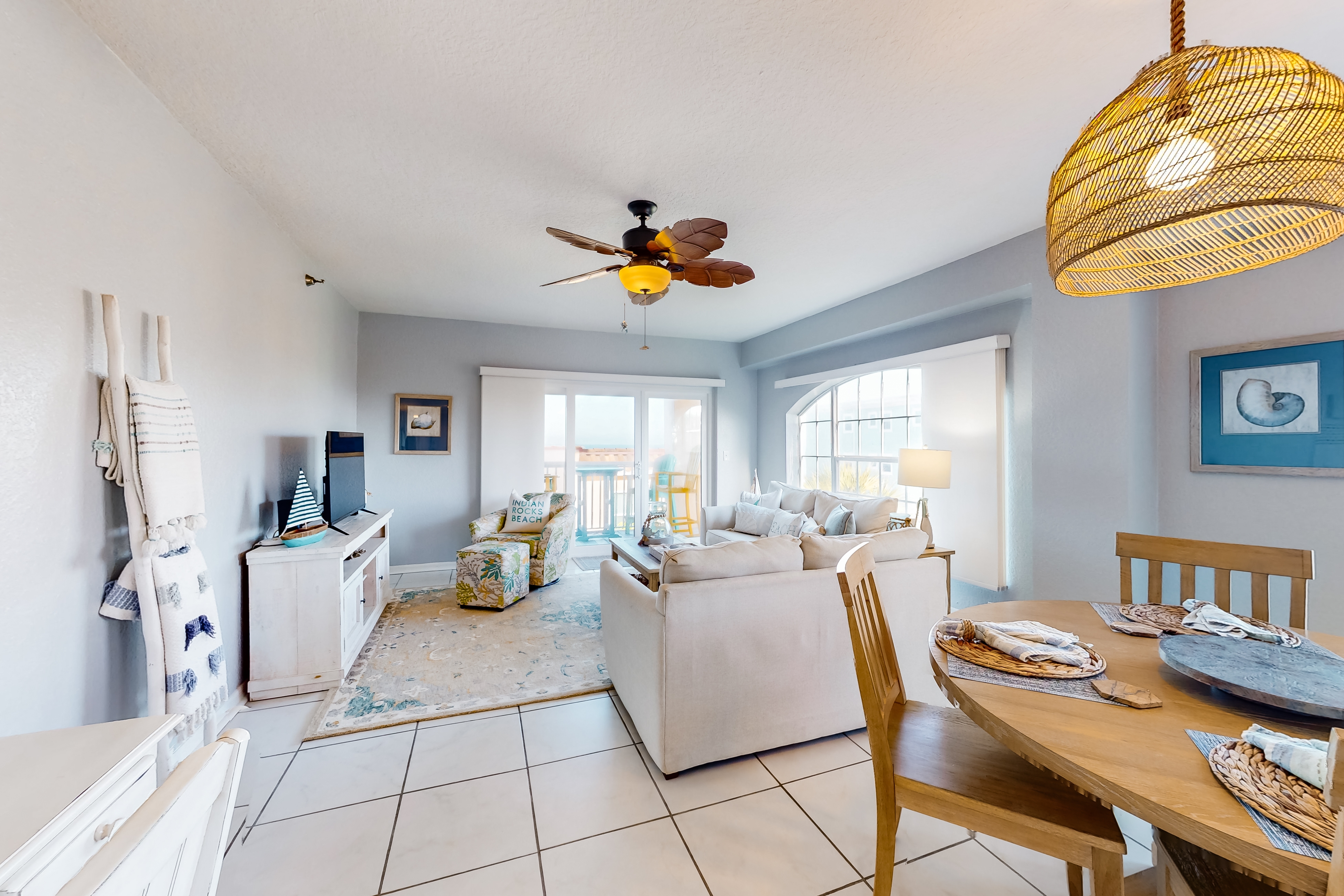 Oceanfront condo with Shared Pool Ocean View High Speed WiFi and Central AC