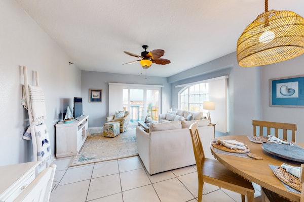 Oceanfront condo with Shared Pool Ocean View High Speed WiFi and Central AC