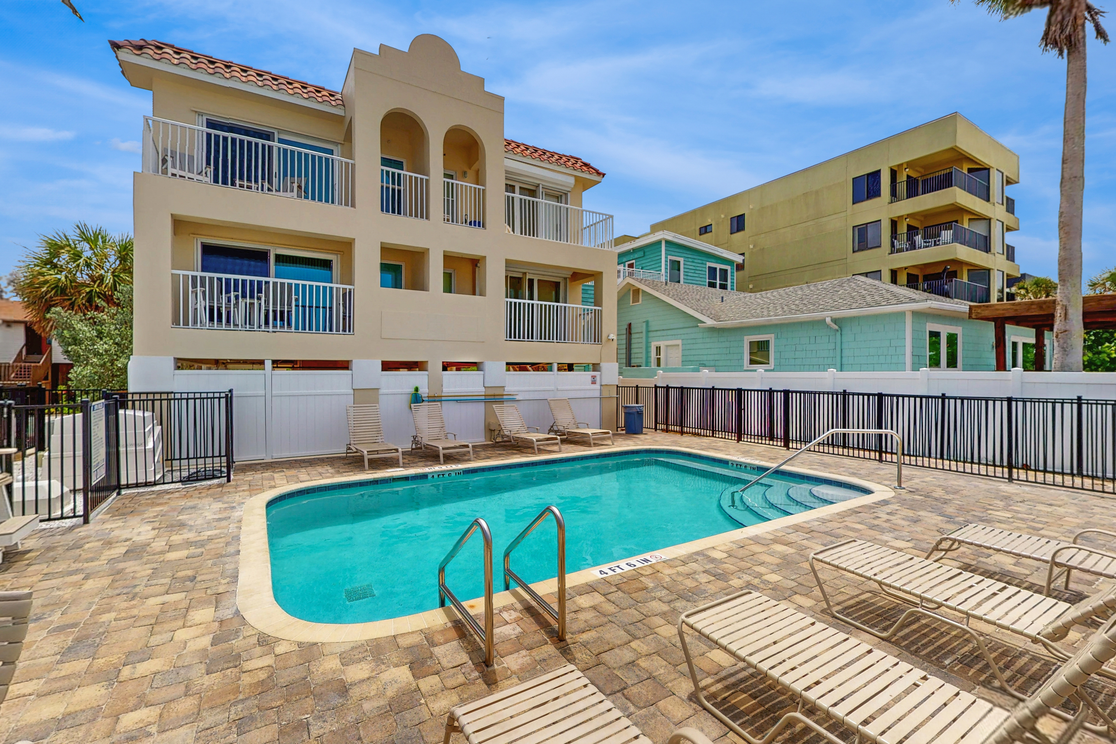 Oceanfront condo with Shared Pool Ocean View High Speed WiFi and Central AC