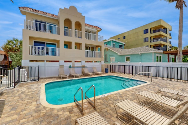 Oceanfront condo with Shared Pool Ocean View High Speed WiFi and Central AC