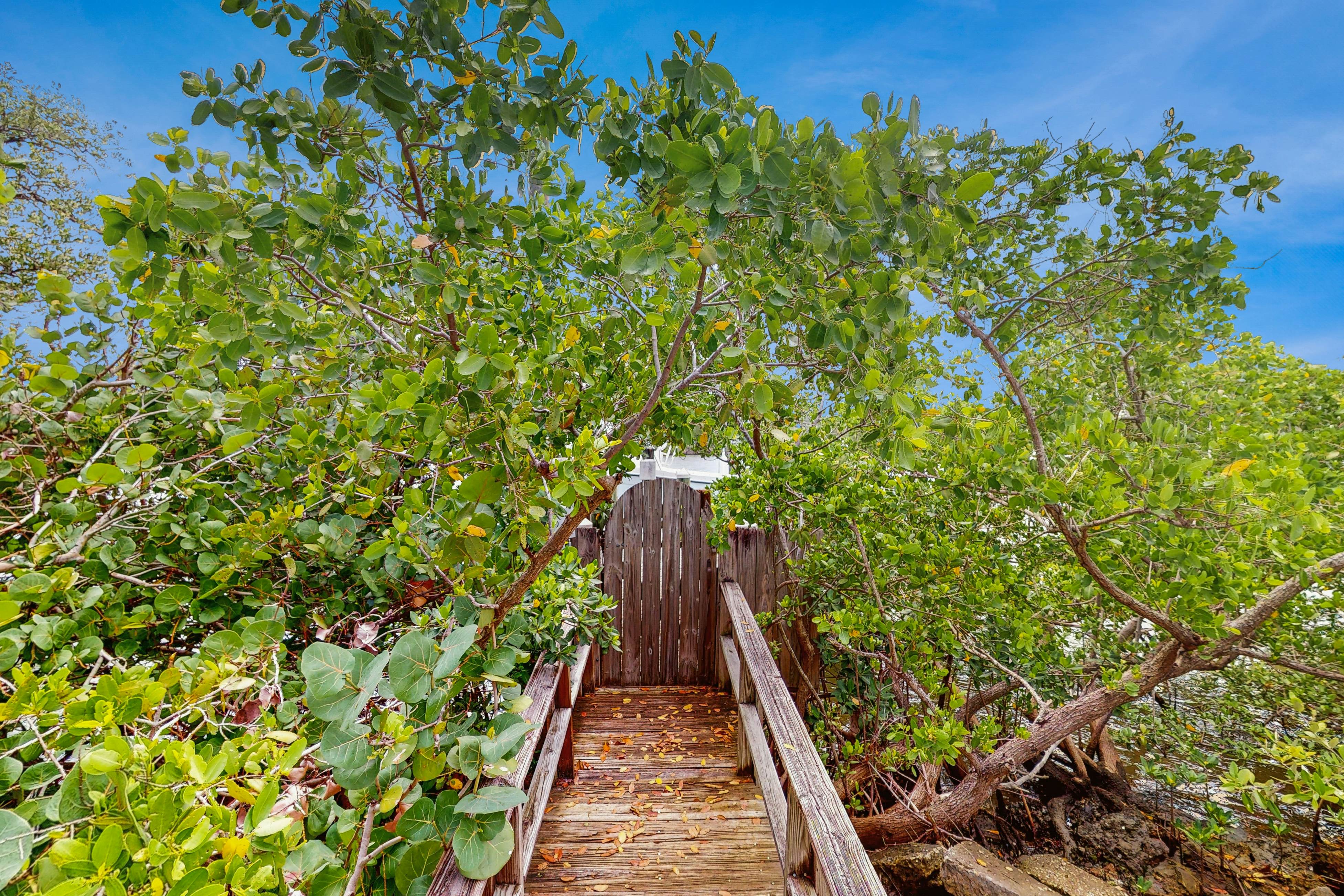 Oceanfront condo with Shared Pool, Ocean View, High-Speed WiFi, & Central AC