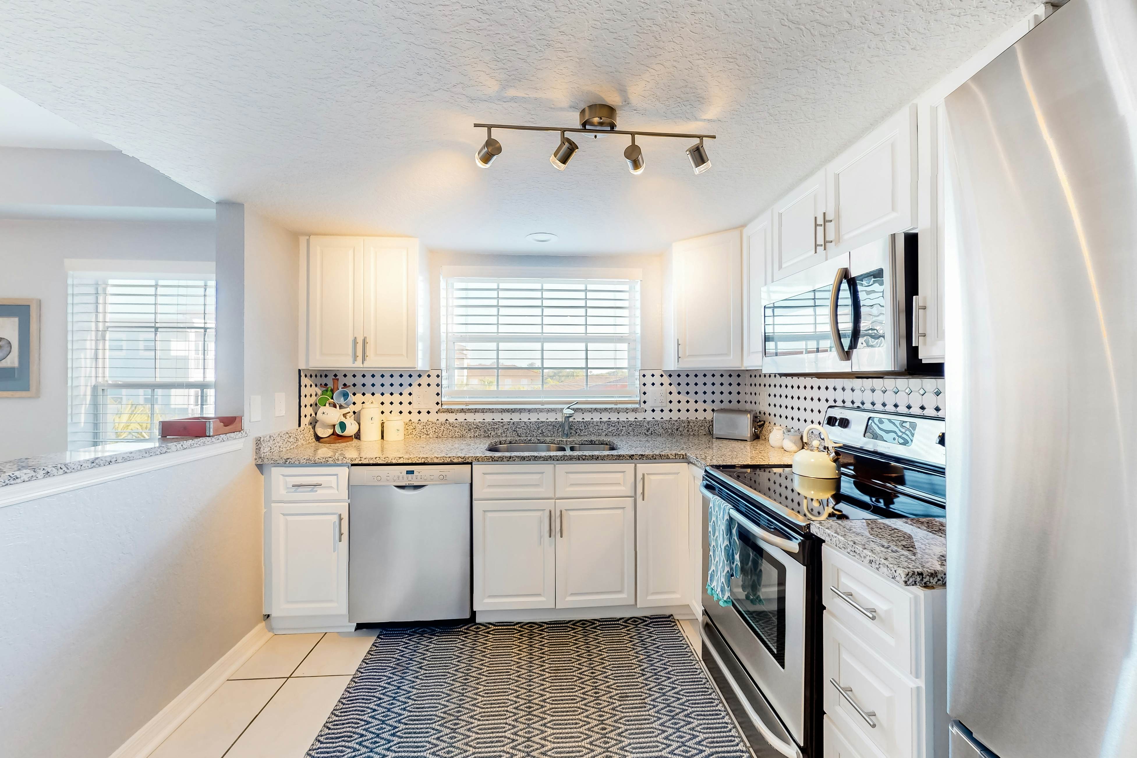 Oceanfront condo with Shared Pool, Ocean View, High-Speed WiFi, & Central AC